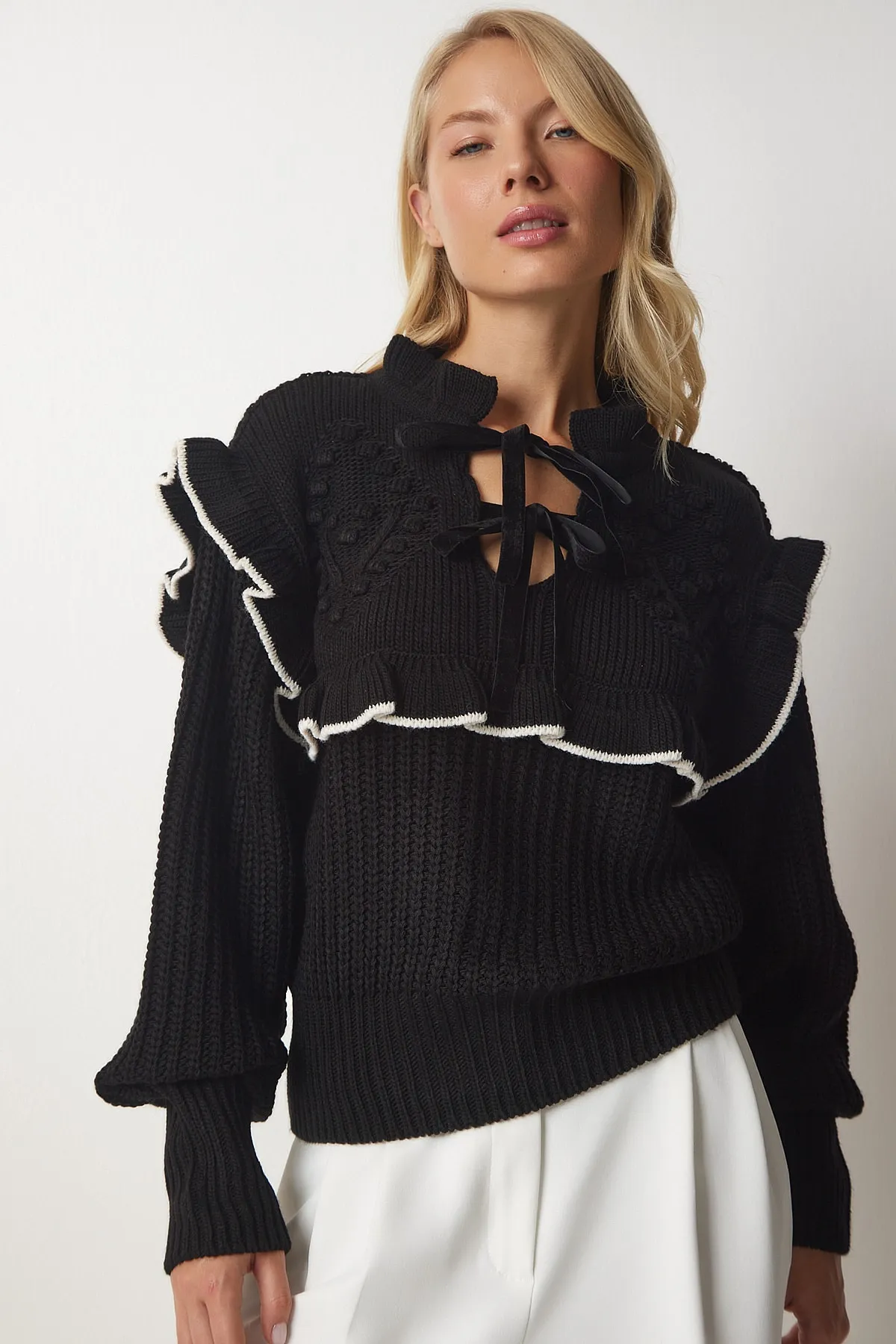 Happiness İstanbul  Schwarzer Strickpullover mit Rüschenkragen und Schleife für Damen MT00112