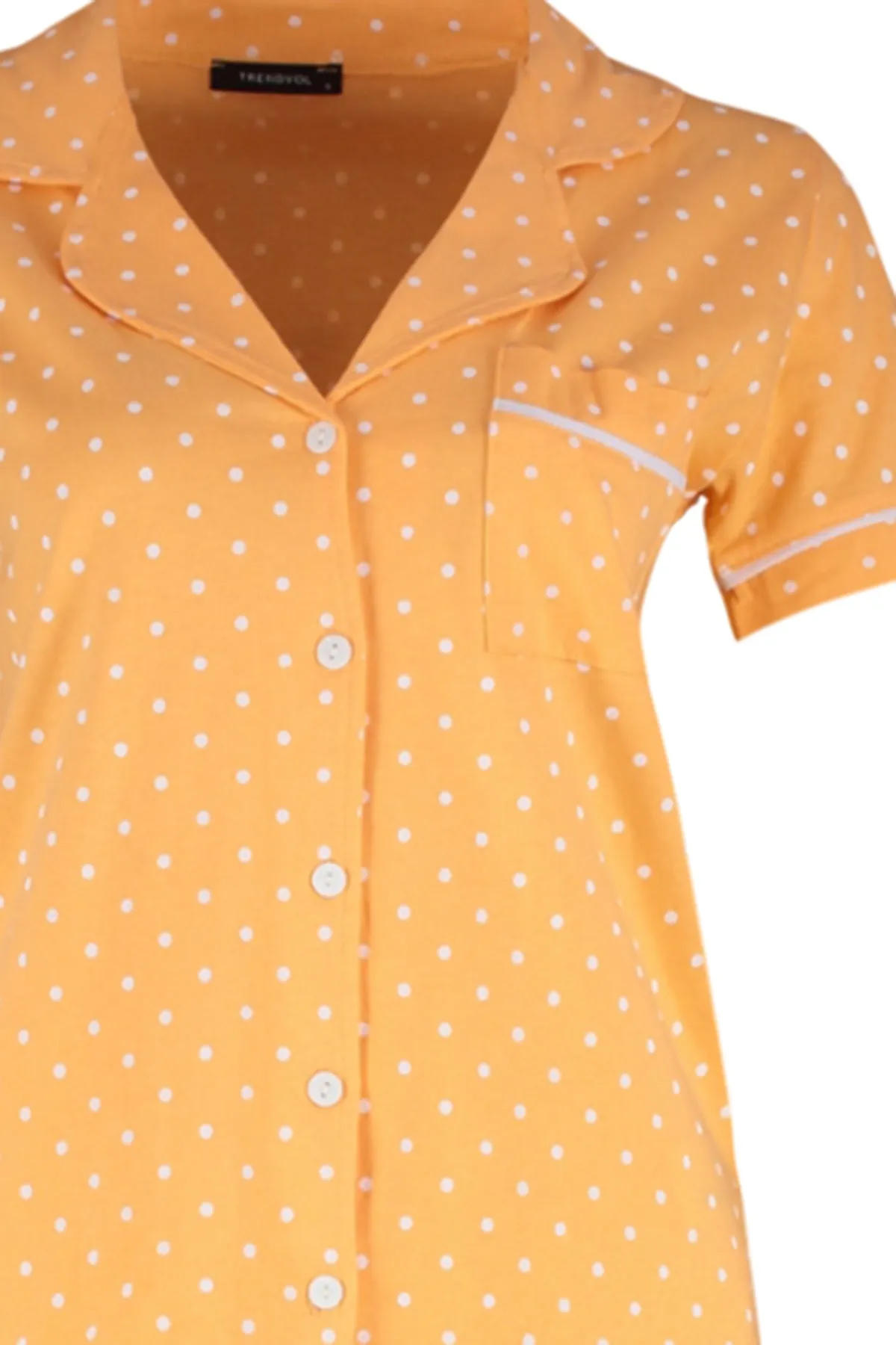 Trendyol Collection  Pfirsichfarbenes Strick-Pyjama-Set aus 100 % Baumwolle mit Paspelierung, gepunktetem Hemd und Hose THMSS20PT0304