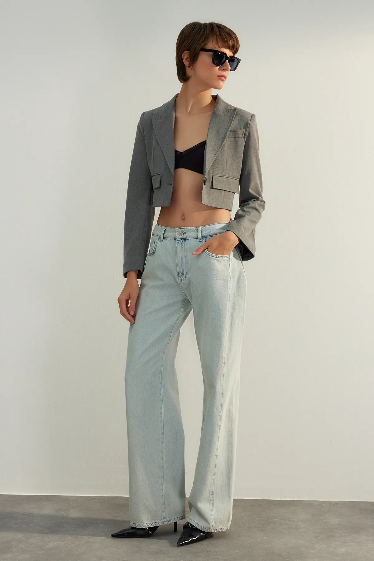 Trendyol Collection  Hellblaue Jeans mit hoher Taille und extra weitem Bein und Ziernähten TWOAW24JE00260