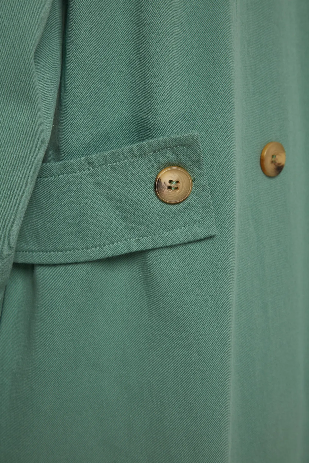 Trendyol Modest  Hellgrüner Gabardine-Trenchcoat mit Ärmeldetail TCTSS23CL00000