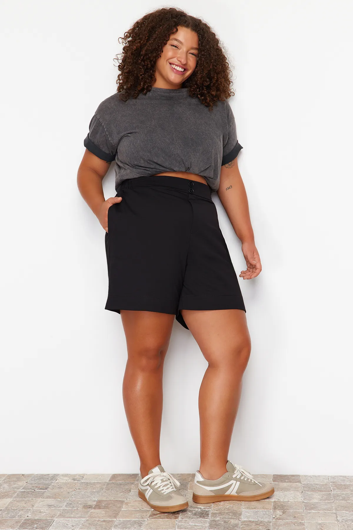 Trendyol Curve  Schwarze Strickshorts und Bermuda mit Knopfdetail TBBSS24AP00020