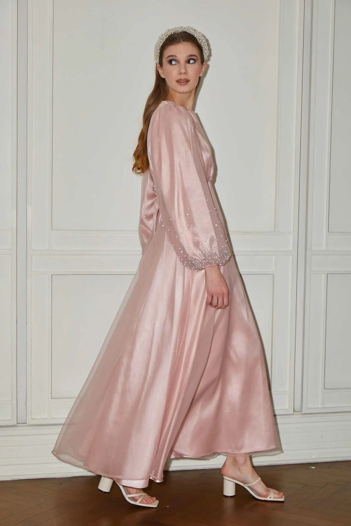 Manuka  Abendkleid aus gesteinigtem Organza in Puder