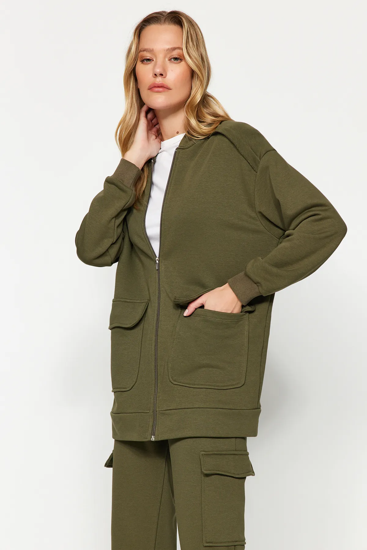 Trendyol Modest  Khakifarbenes Strick-Trainingsanzug-Set mit Reißverschluss und Strickjacke und Taschen TCTAW24EN00004