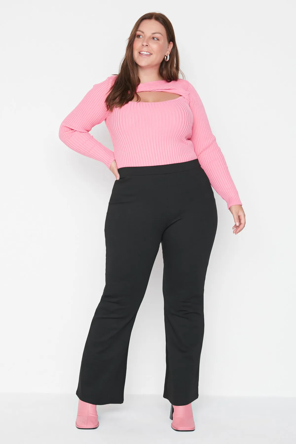 Trendyol Curve  Schwarze Strickhose mit spanischem Bein und hoher Taille TBBAW23AR00031