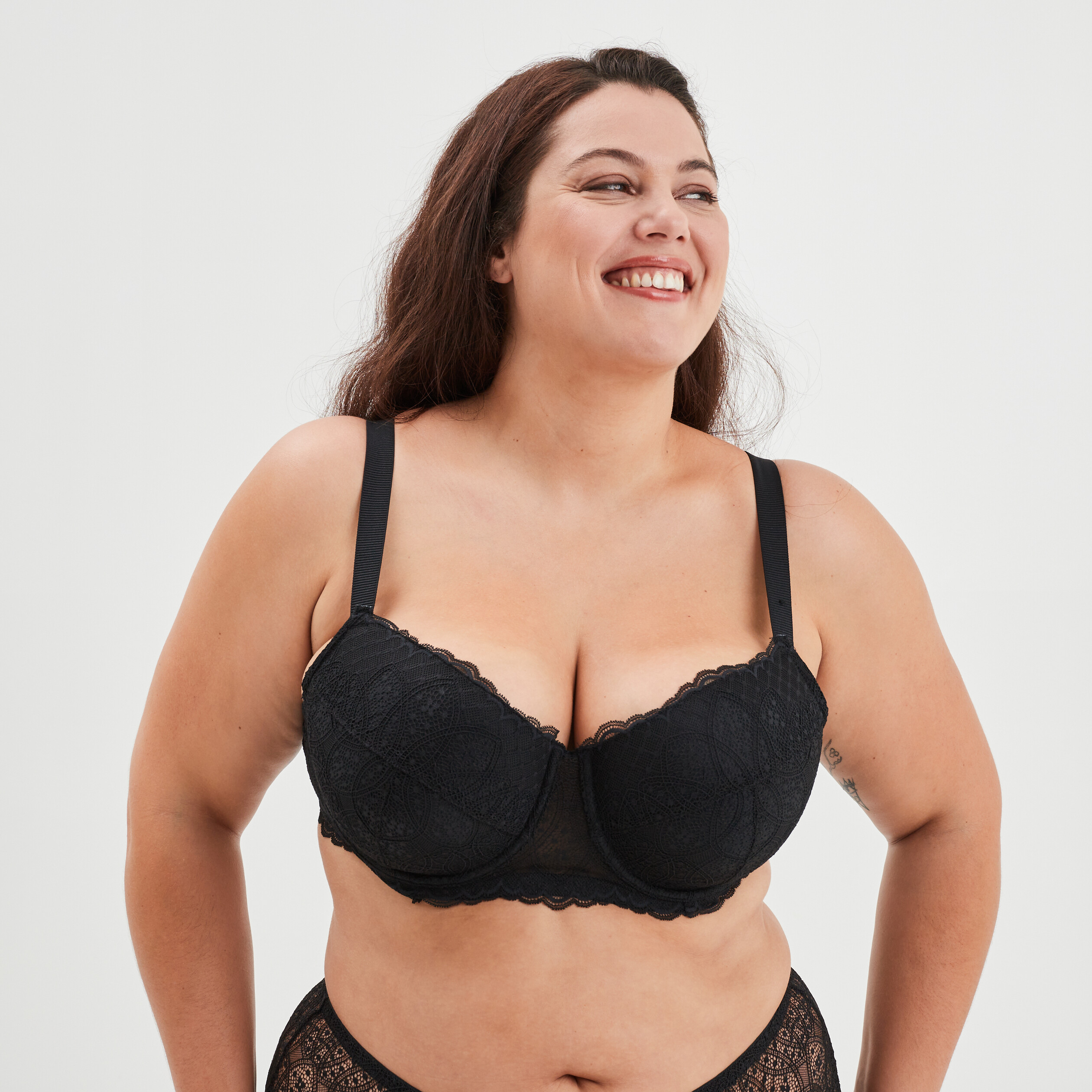 Soutien-gorge emboîtant à dentelle Izzie noir femme grande taille | La Halle