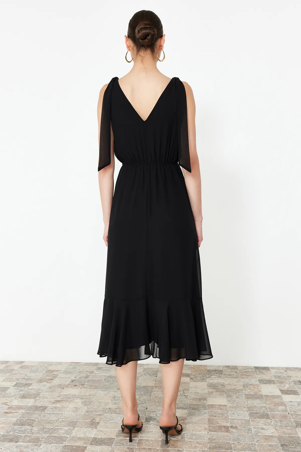Trendyol Collection  Schwarzes A-Linien-Maxikleid aus gewebtem Chiffon mit elastischer Taille und Futter TWOSS24EL00804