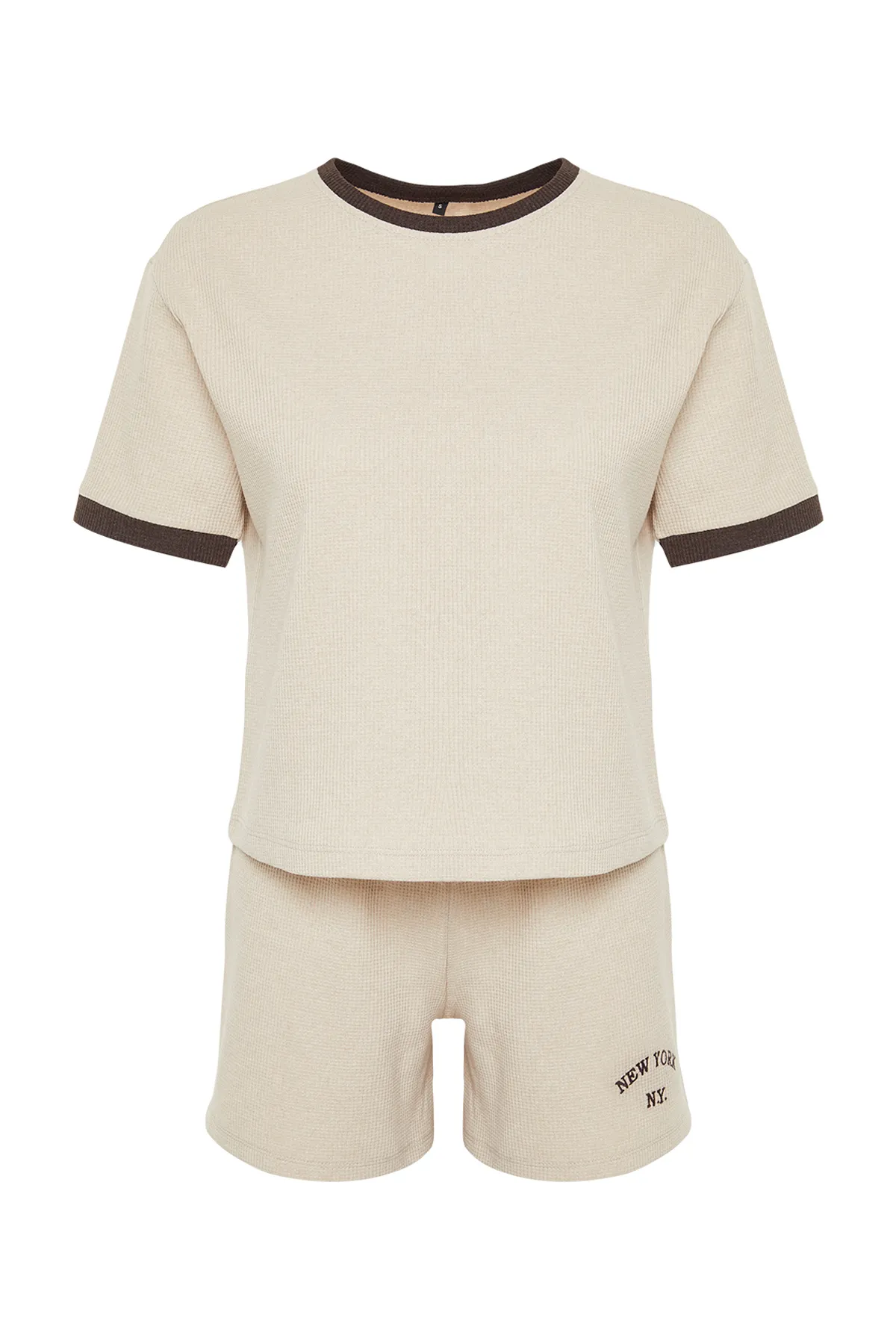 Trendyol Collection  Beige-mehrfarbiges Pyjama-Set mit aufgesticktem Waffelstrick-Slogan und Slogan in Blockfarben THMSS24PT00217