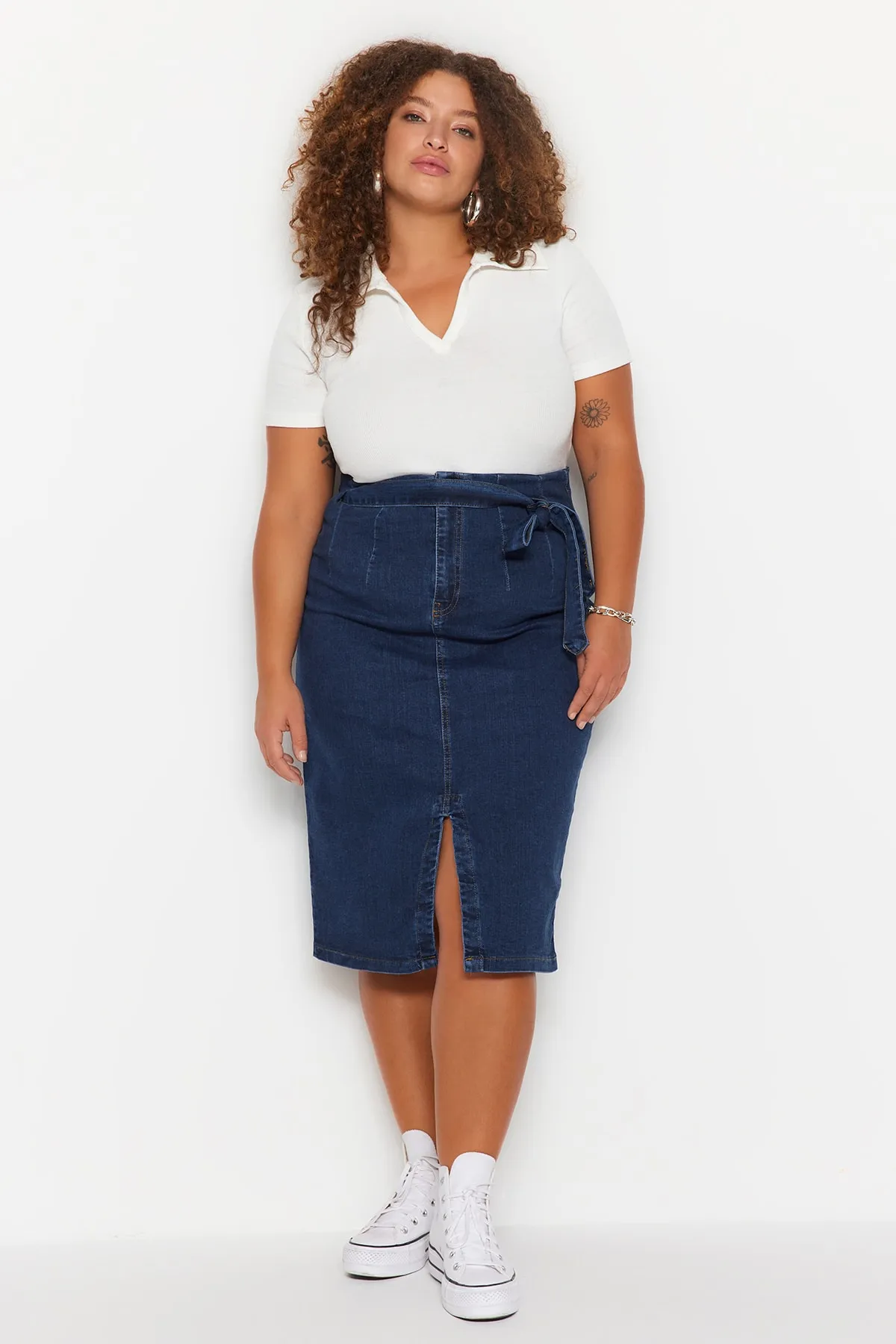 Trendyol Curve  Dunkelblauer, geschlitzter Jeansrock mit hohem Bund und Gürtel TBSSS23AZ00017
