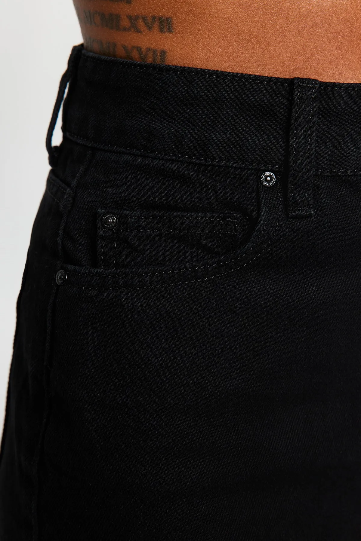 Trendyol Collection  Schwarzer geschlitzter High-Waist-Mini-Jeansrock TWOAW23ET00285
