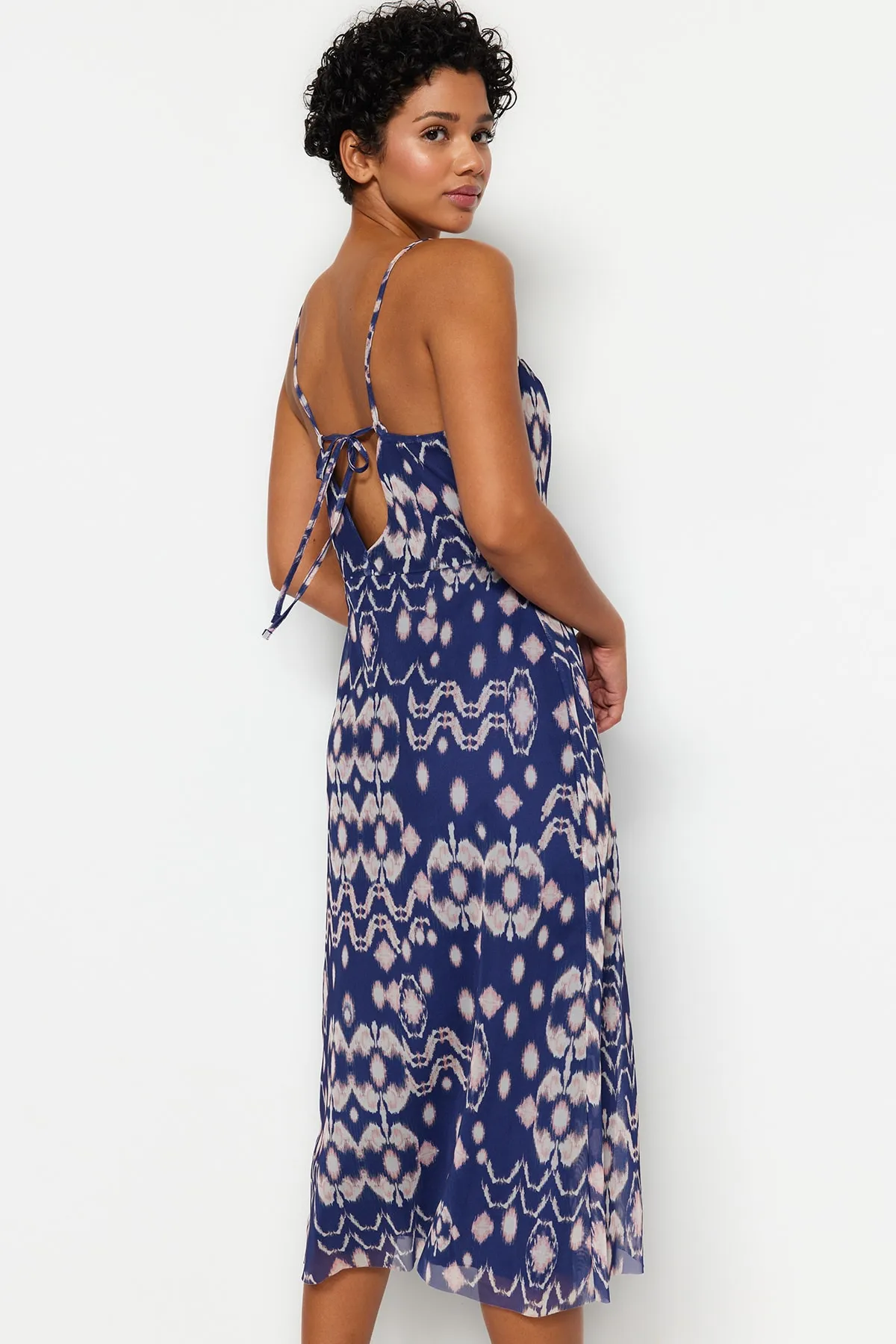 Trendyol Collection  Marineblau gemustertes Midi-Strickkleid mit überkreuztem Rücken und detaillierten Trägern und herzförmigem Ausschnitt TWOSS23EL02092