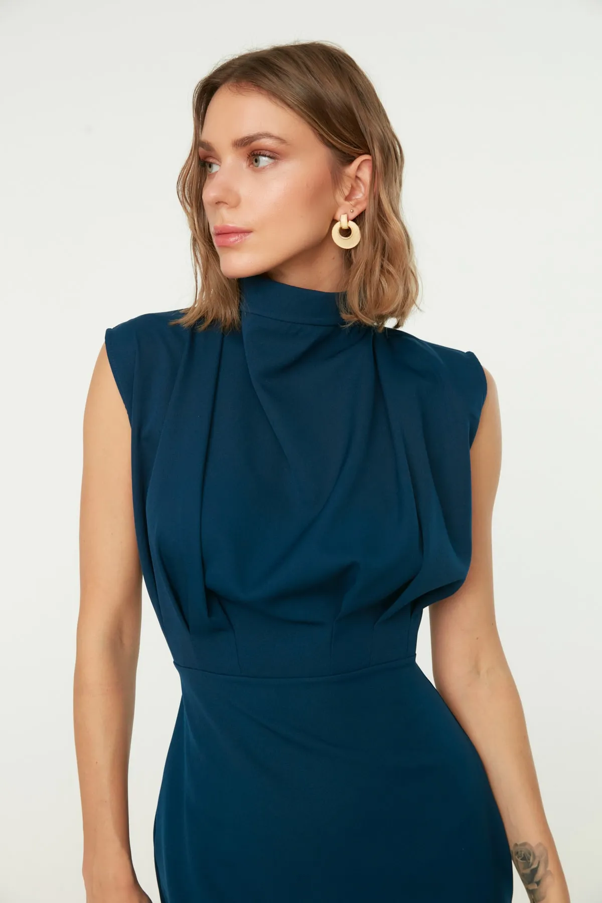 Trendyol Collection  Petrolblaues, figurbetontes Webkleid mit Stehkragen TWOAW20EL0311