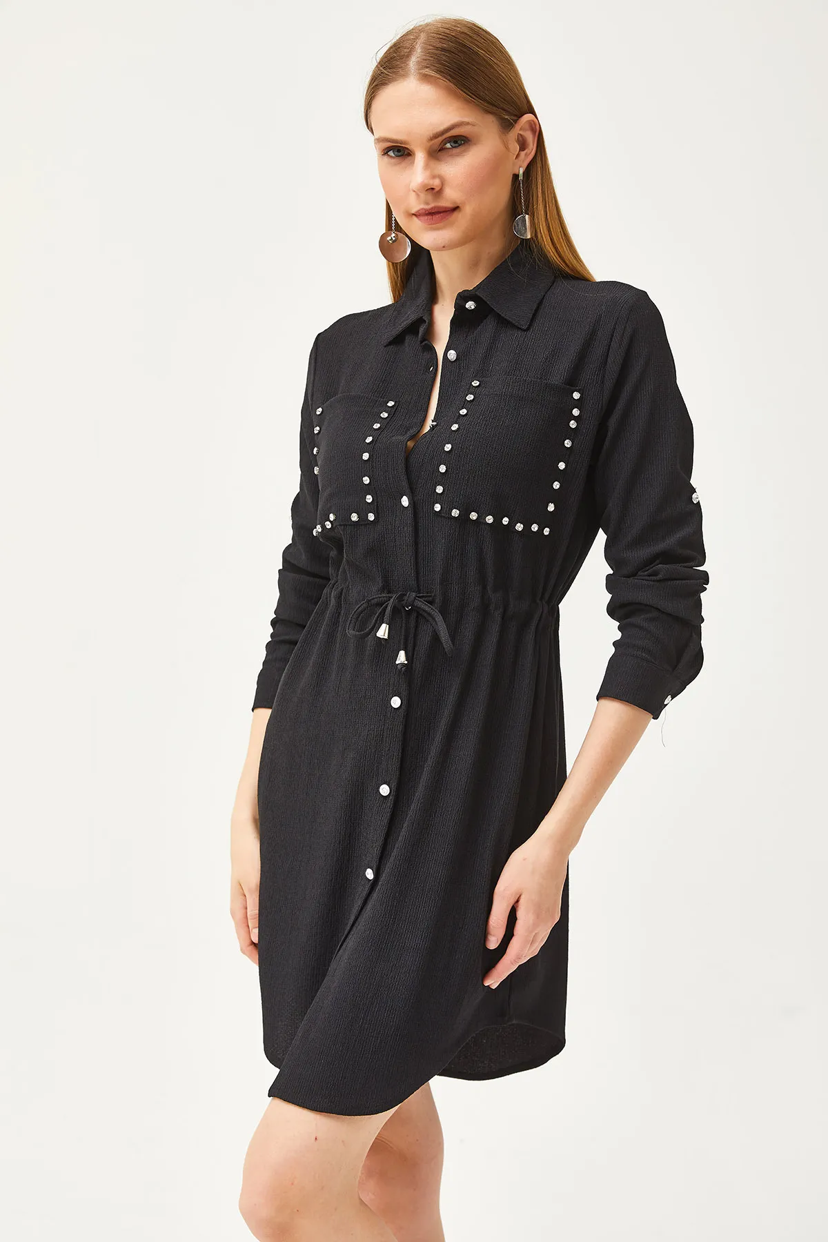 Olalook  Schwarzes Damen-Hemdkleid mit Taschen und Schnürung und Steindetail an der Taille ELB-19002064