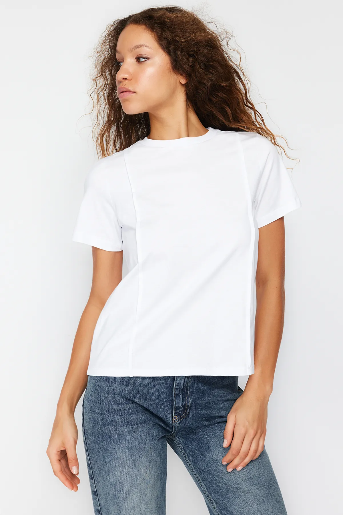 Trendyol Collection  Weißes, geripptes, reguläres Strick-T-Shirt mit Rundhalsausschnitt TWOSS24TS00050