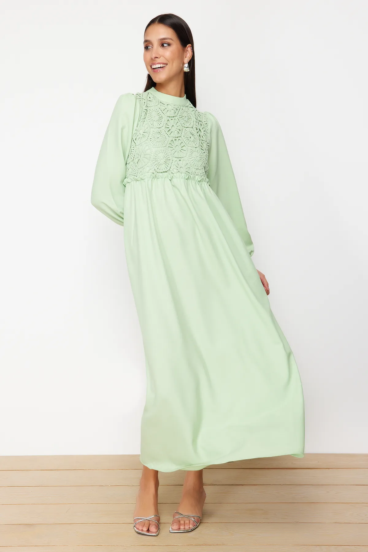 Trendyol Modest  Grünes gewebtes Kleid mit Guipure-Detail TCTAW24EB00110