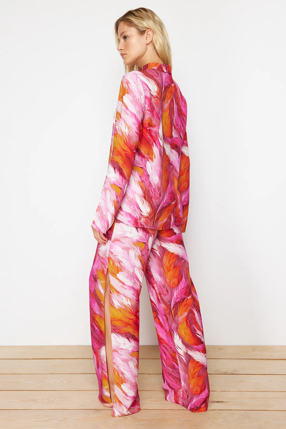 Trendyol Collection  Set aus gewebtem Hemd und Hose mit abstraktem Muster TBESS24AU00003