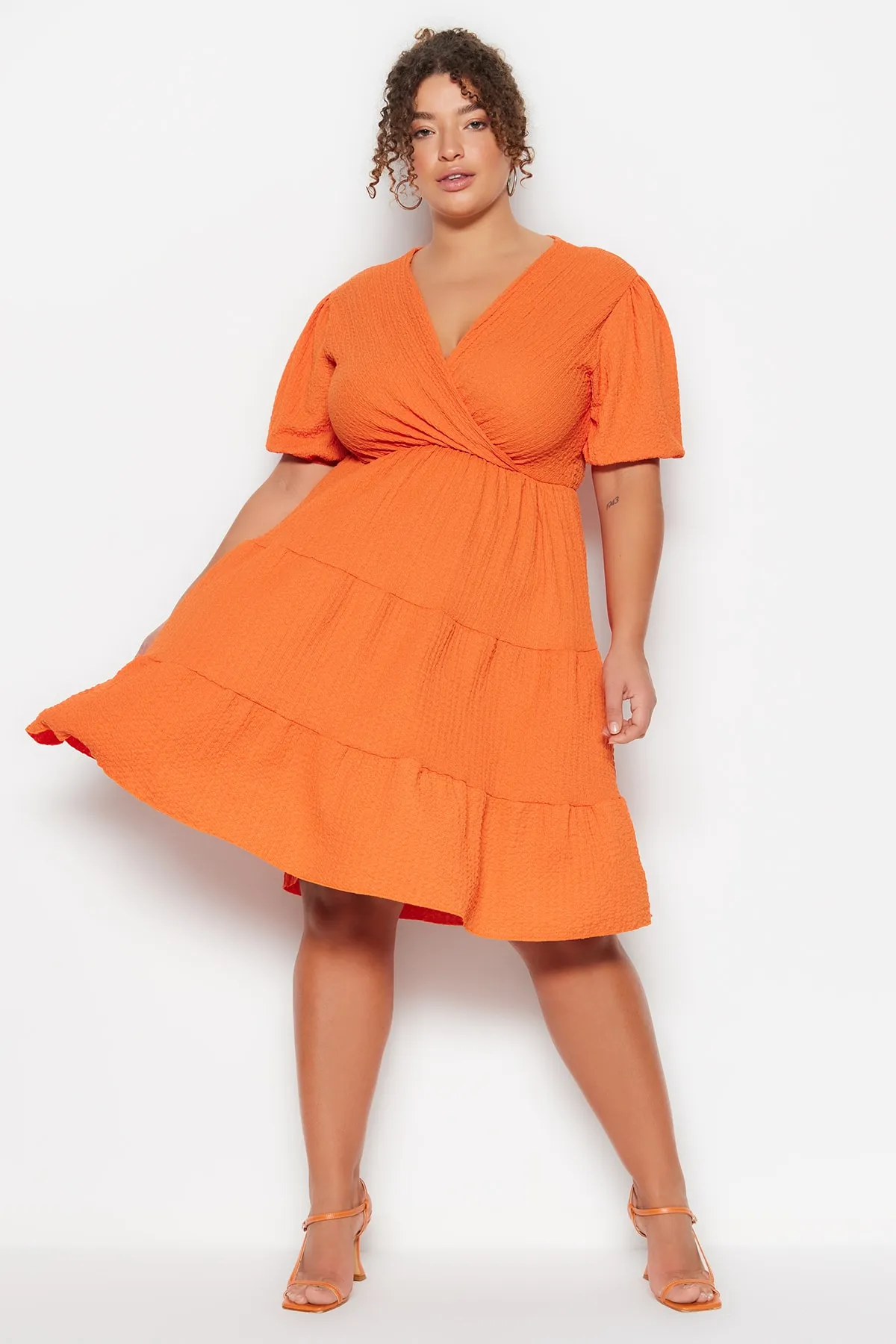 Trendyol Curve  Hellorangefarbenes Skater-Strickkleid mit V-Ausschnitt und zweireihigem Verschluss TBBSS22EL2987