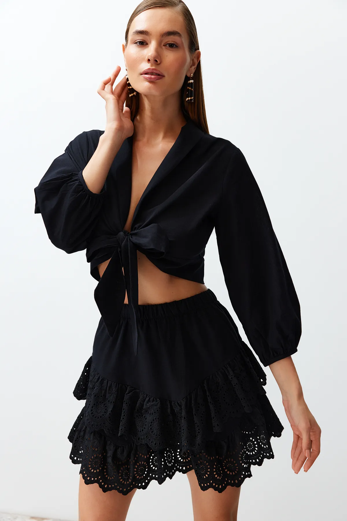 Trendyol Collection  Weiße Crop-Webbluse zum Binden aus 100 % Baumwolle TBESS24BZ00006