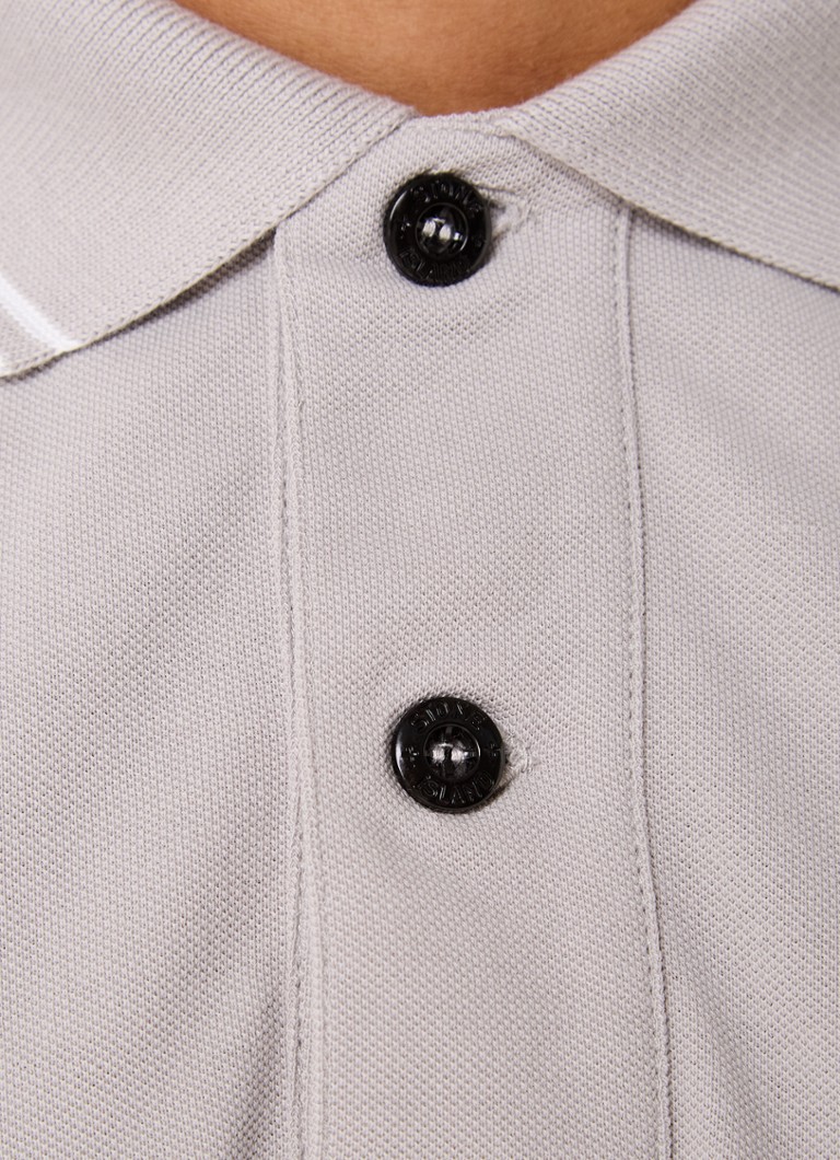 Polo Stone Island 2SC18 de corte regular, confeccionada em algodão piqué com punhos texturizados.
