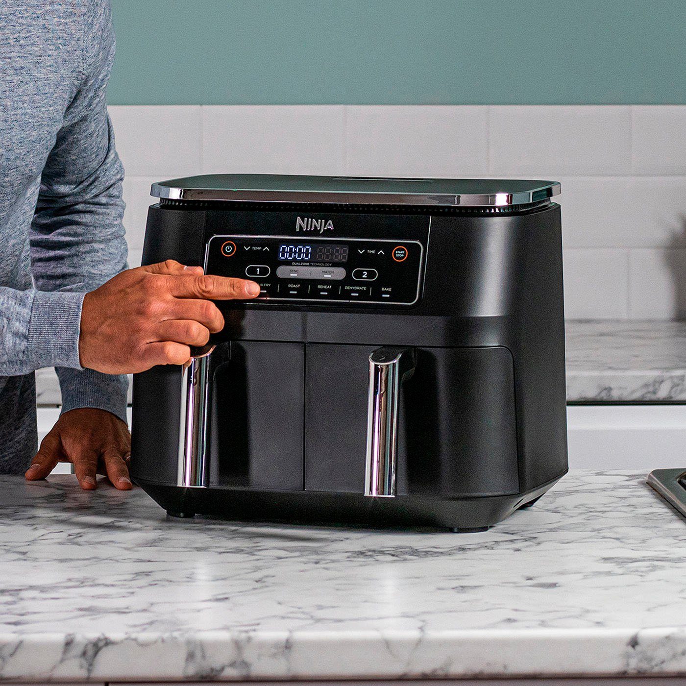 NINJA Heißluftfritteuse Foodi Dual Zone AF300EU, 2400 W, je 0,9 kg Kapazität incl. 2x Knusperblech
