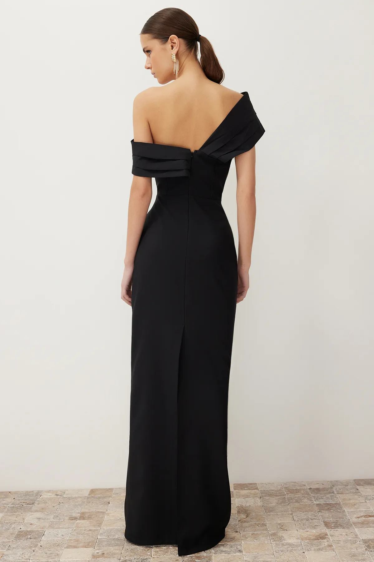 Trendyol Collection  Schwarzes, figurbetontes langes Abendkleid aus Popeline mit asymmetrischem Kragen und Details TPRSS24AE00084