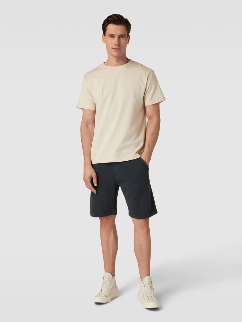 Shorts mit seitlichen Eingrifftaschen in schwarz