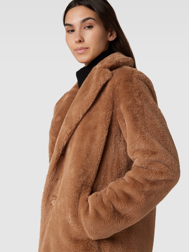Mantel aus Teddyfell in camel
