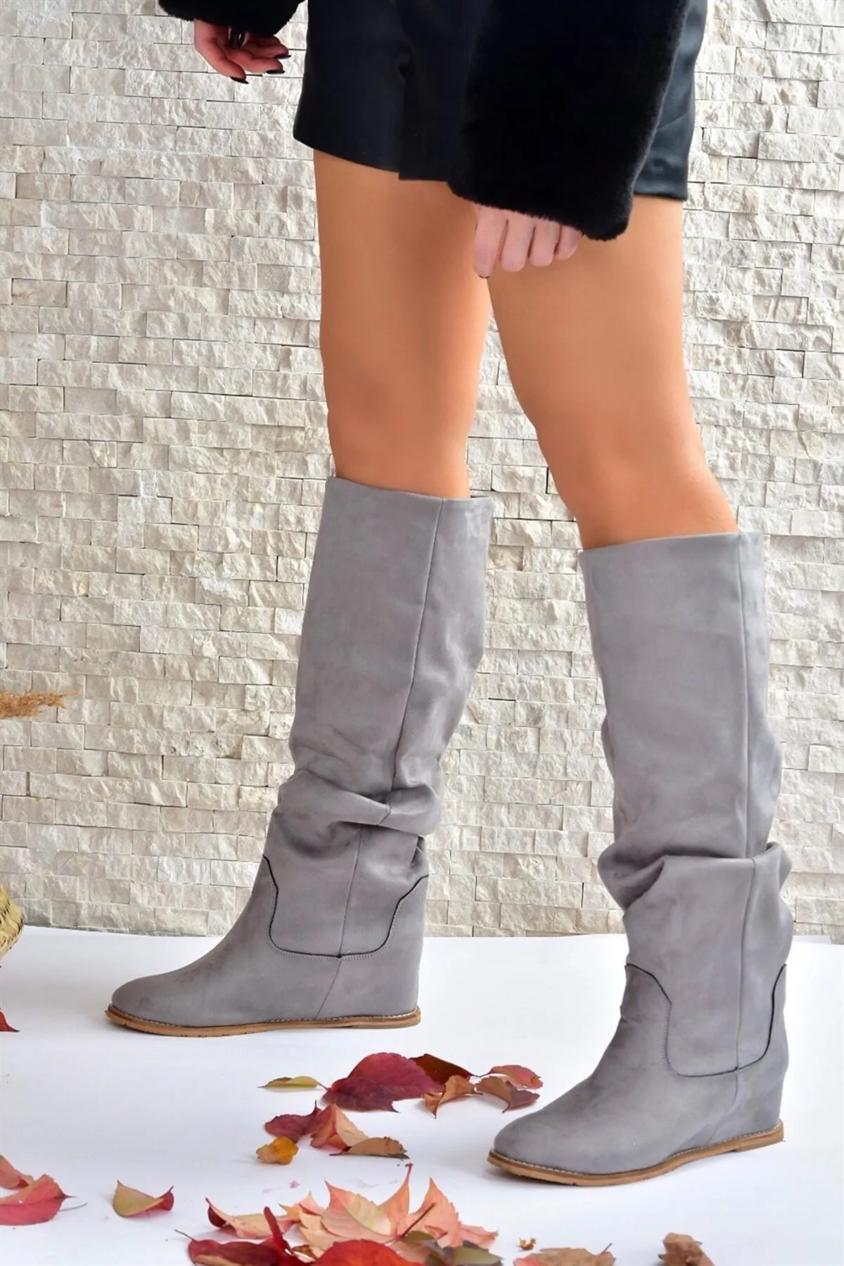 Fox Shoes  Graue Wildleder-Damenstiefel mit verstecktem Keilabsatz E735051702