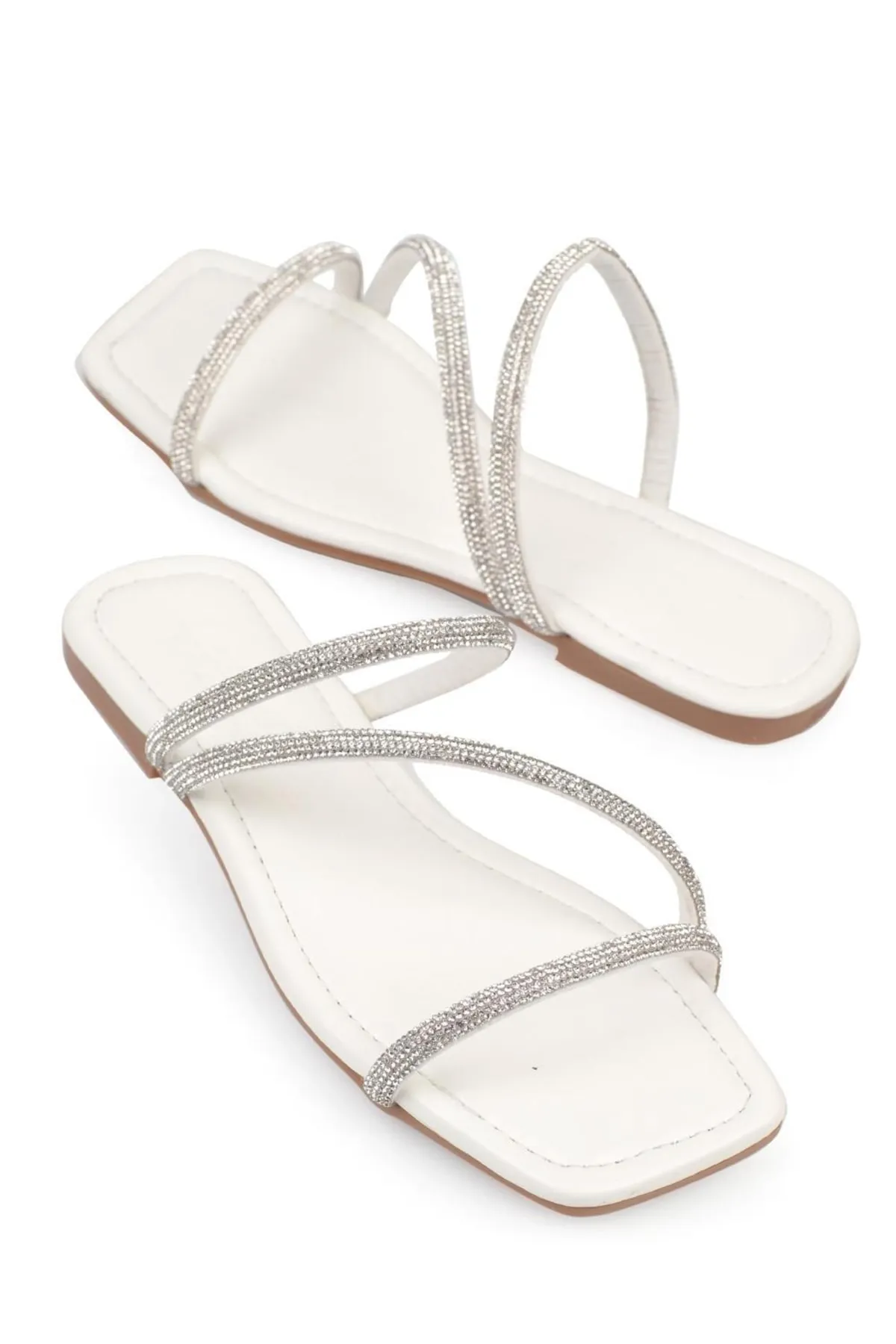 Capone Outfitters  Capone Stoned 3-Stripes Flat Heel Quilted White Damenhausschuhe