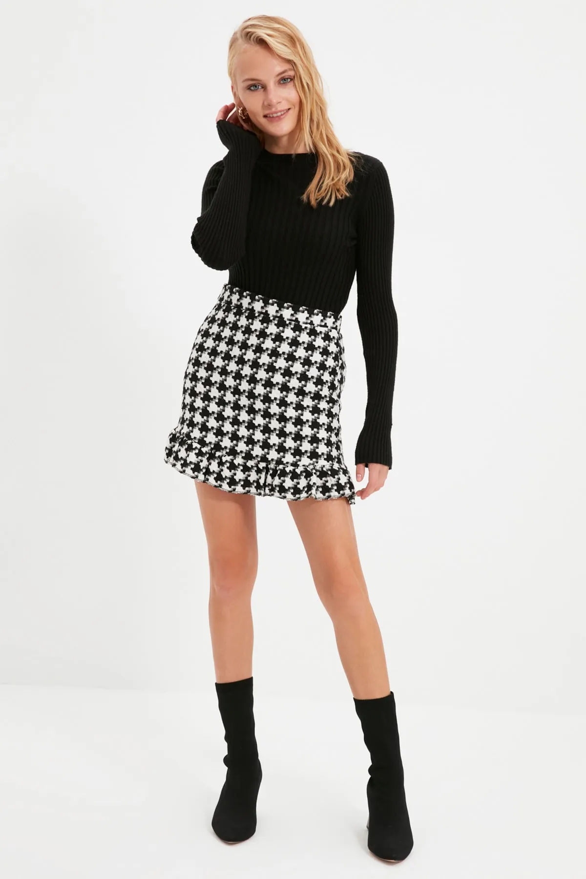 Trendyol Collection  Schwarzer gewebter Minirock mit Hahnentrittmuster TWOAW20ET0654