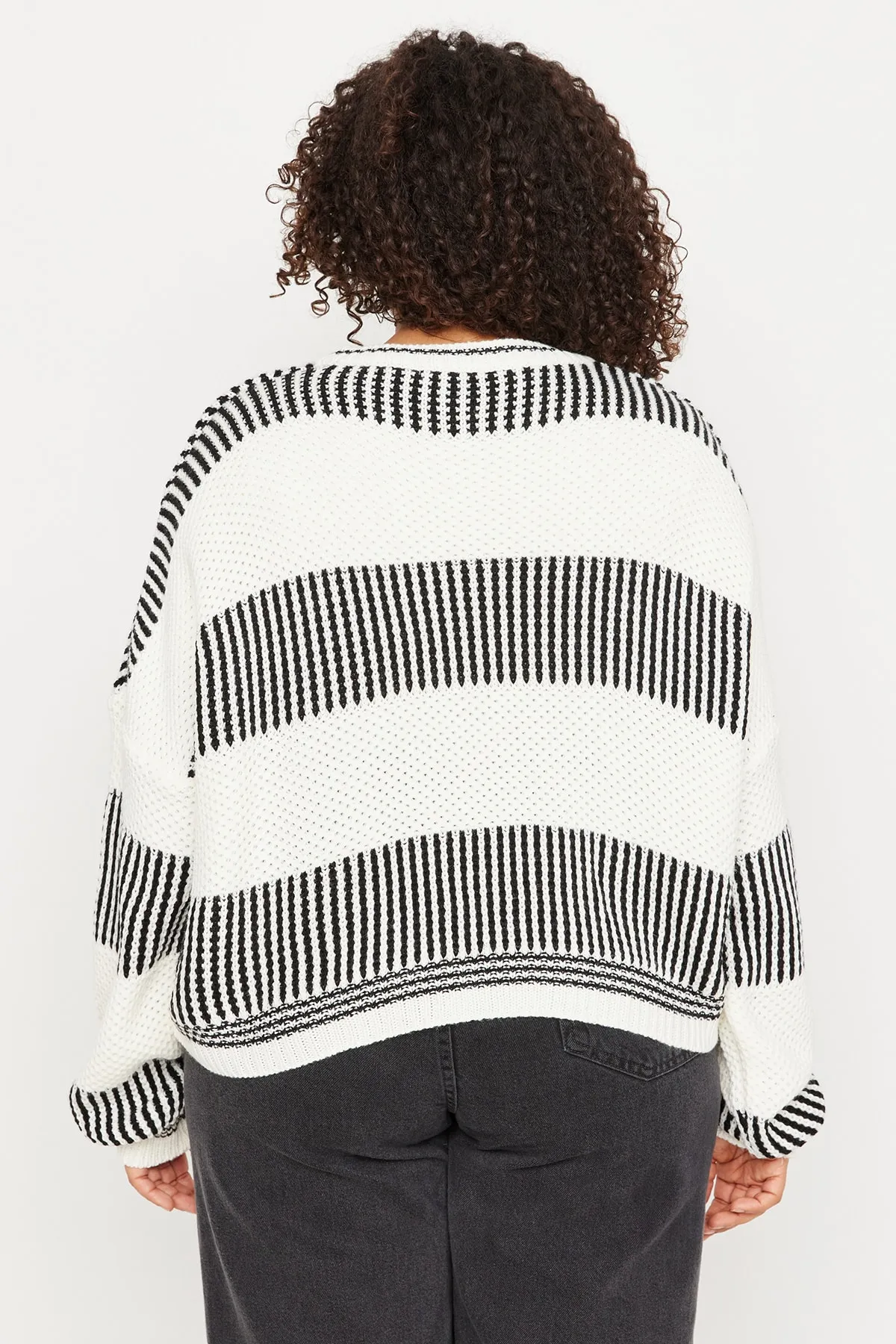 Trendyol Curve  Ecru gestreifter, strukturierter Strickpullover mit Rundhalsausschnitt