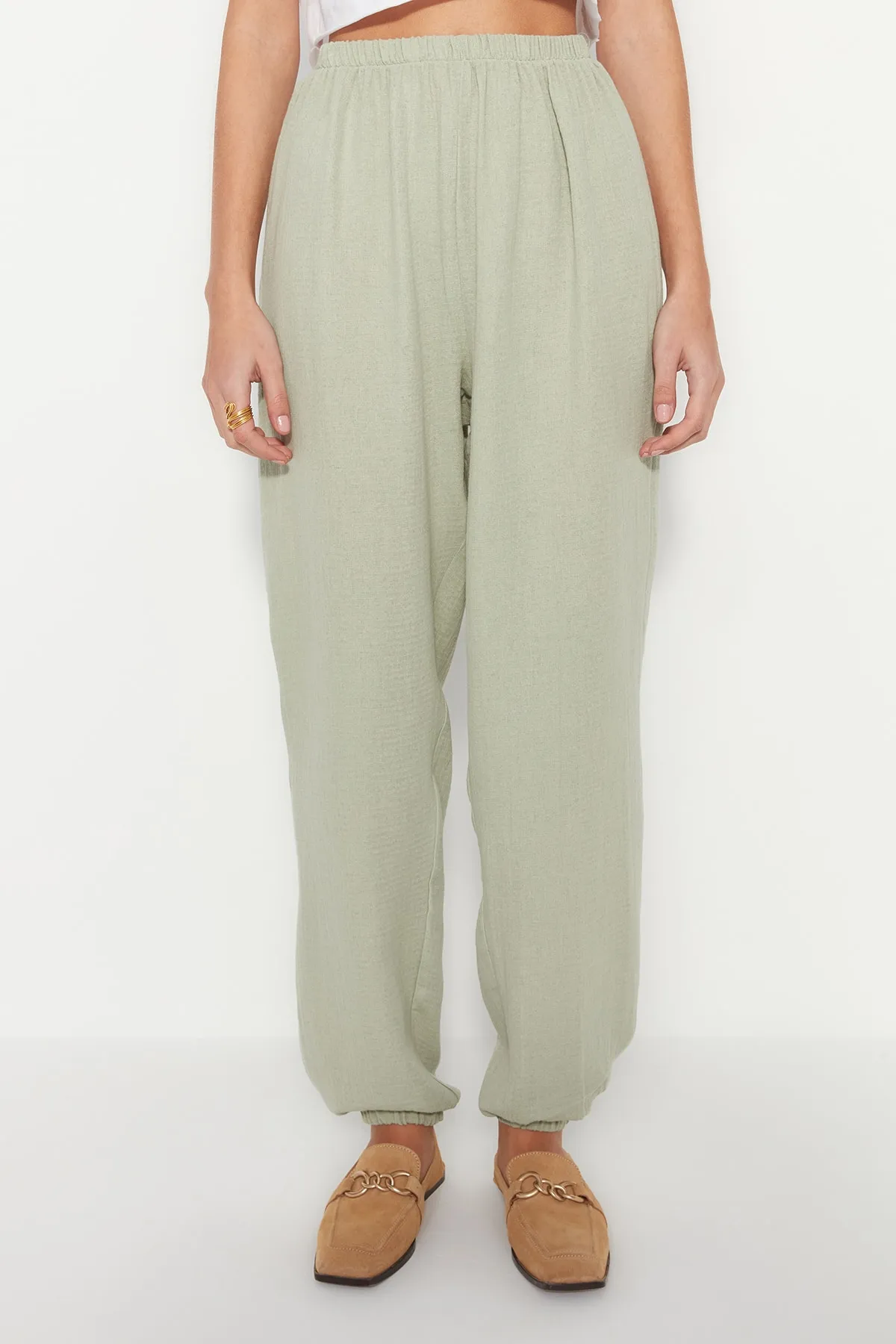 Trendyol Collection  Khakifarbene Jogger-Hose aus gewebtem Musselin TWOSS23PL00148