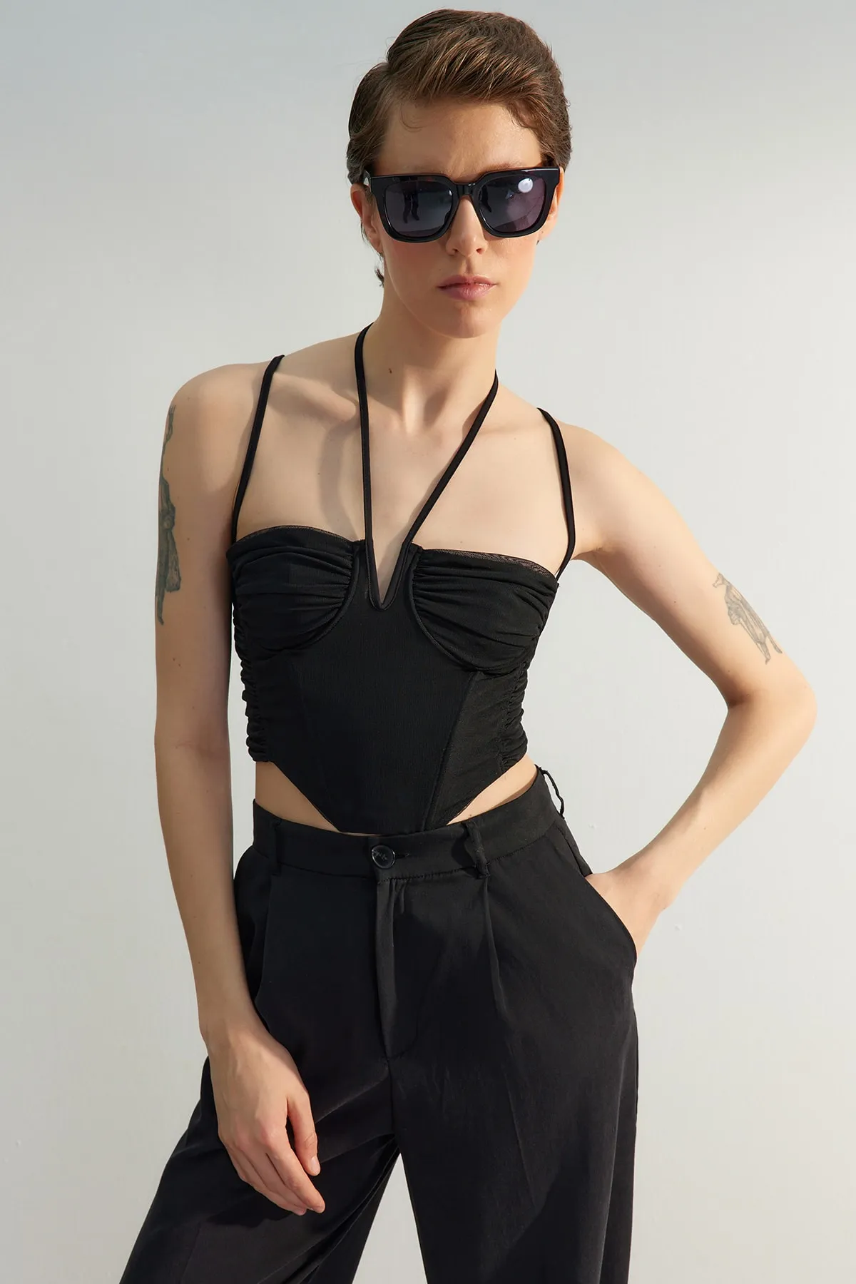 Trendyol Collection  Schwarzes, detailliertes Bustier mit V-Ausschnitt in limitierter Auflage TPRSS23BS00091