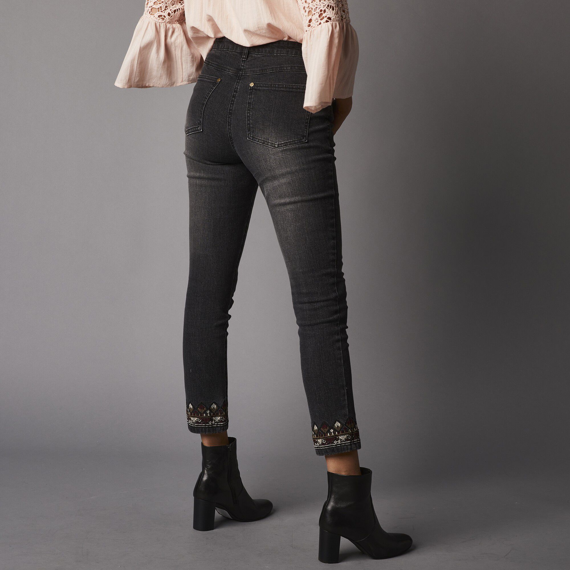 Jean stretch 7/8ème coupe fuselée, bas de jambe brodé