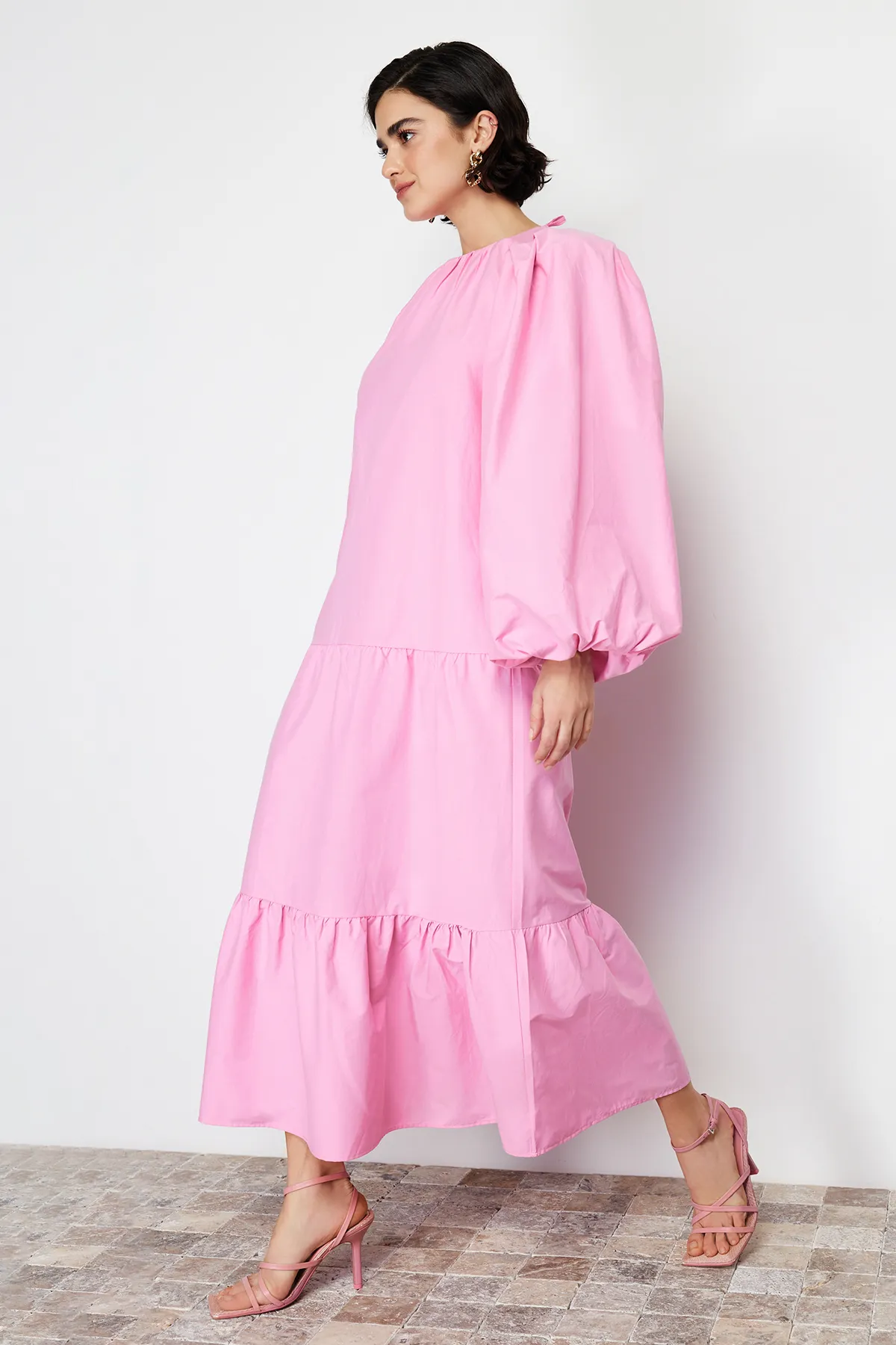 Trendyol Modest  Mehrlagiges, gewebtes Kleid aus Baumwolle mit Ballonärmeln in Rosa TCTSS24EB00070