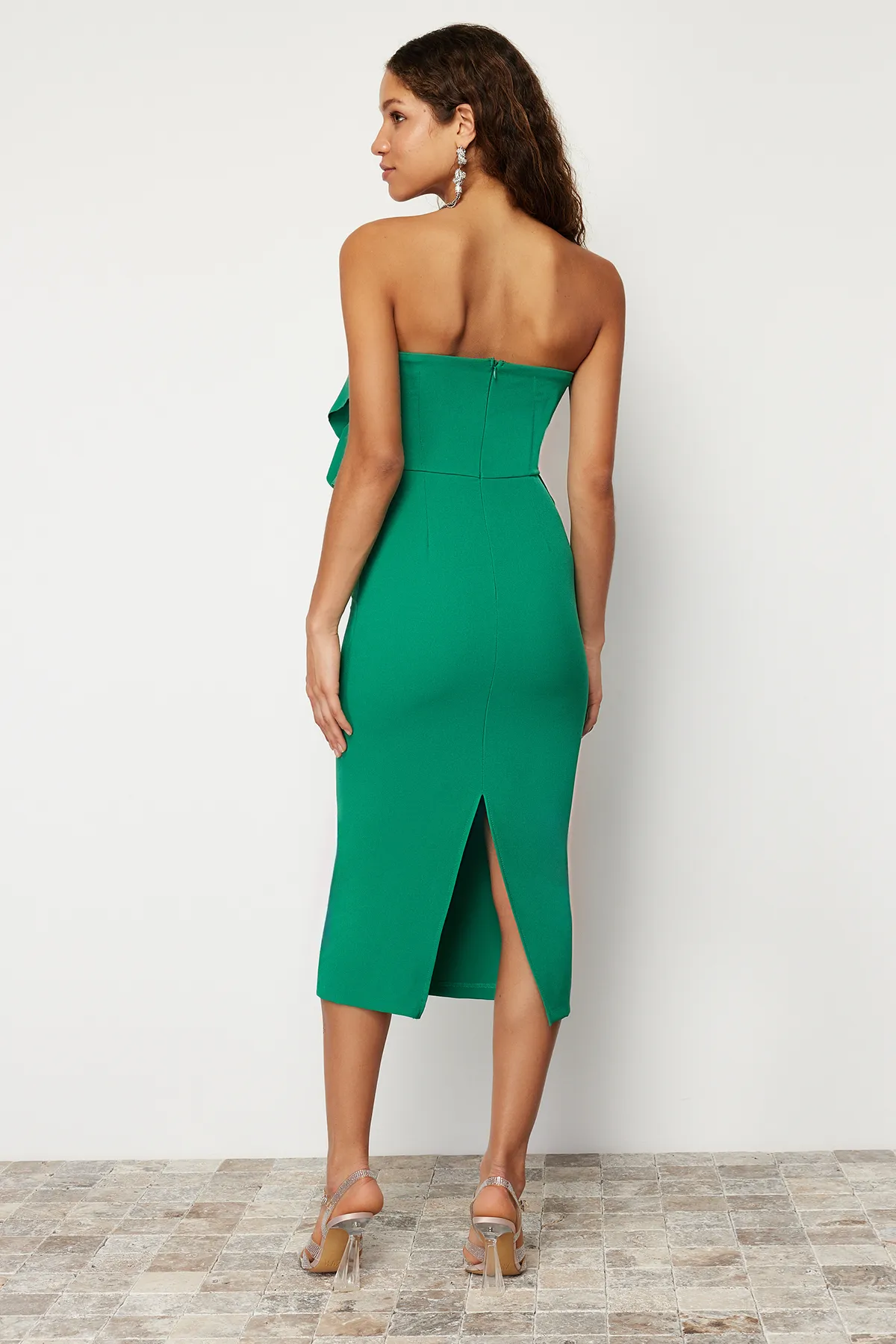 Trendyol Collection  Smaragdgrünes, gewebtes, elegantes Abendkleid mit Volants TPRSS24EL00081