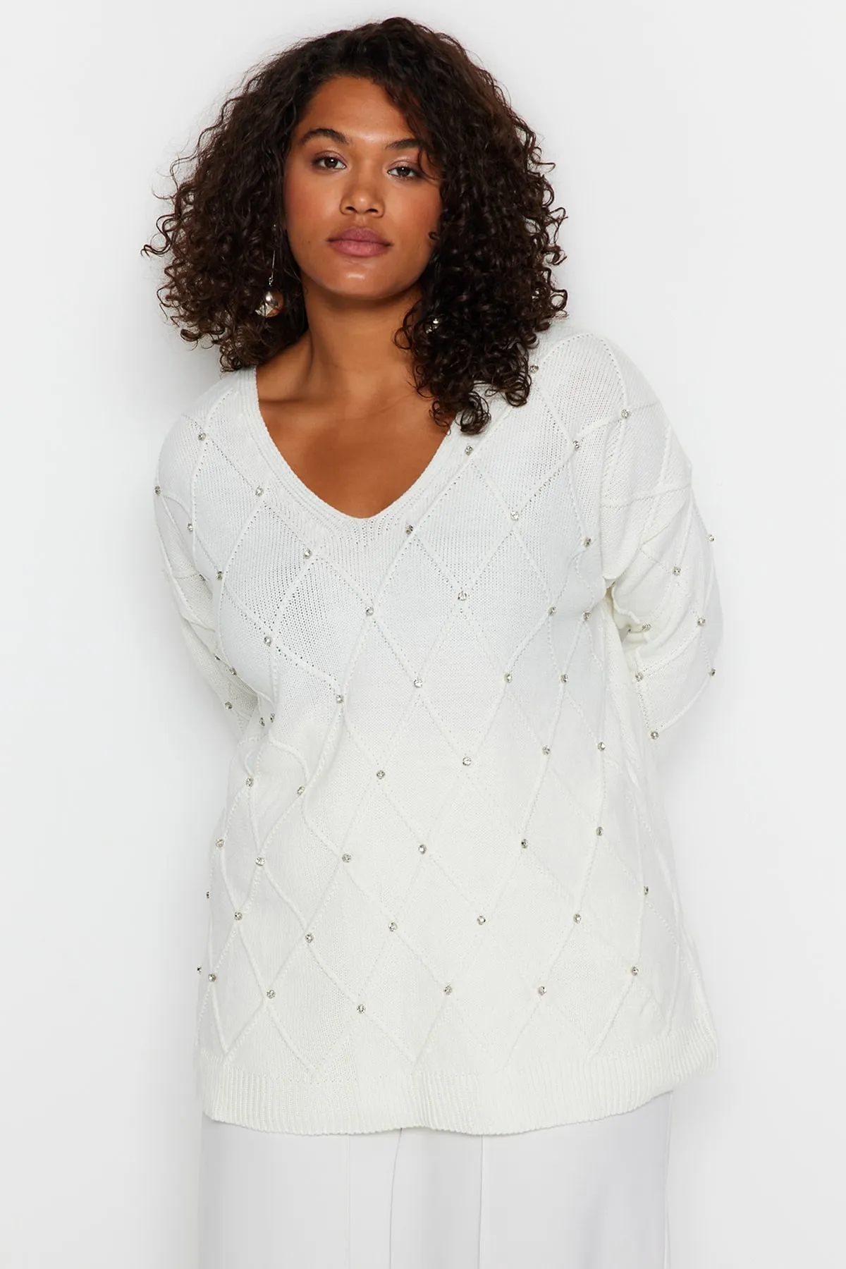Trendyol Curve  Ecrufarbener Strickpullover mit Steinstickerei TBBAW24AN00031