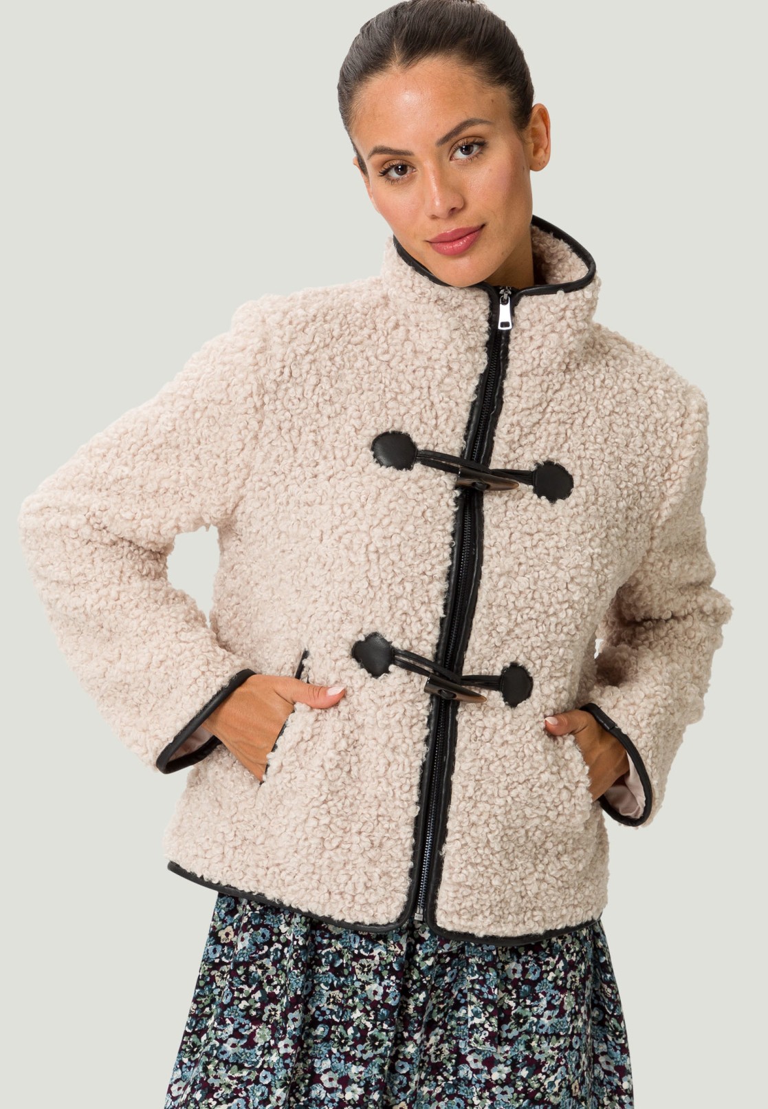 Teddyfelljacke mit Knebelknöpfen