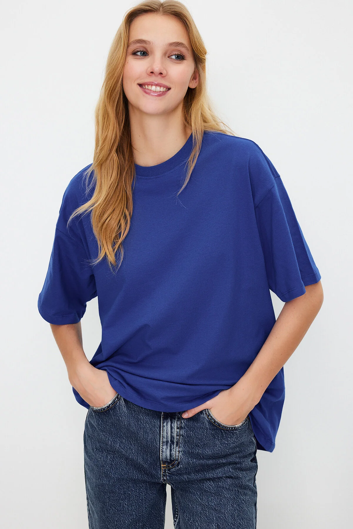 Trendyol Collection  Saks 100 % Baumwolle Premium Oversize/Wide Fit Rundhals-Strick-T-Shirt TWOSS23TS00040