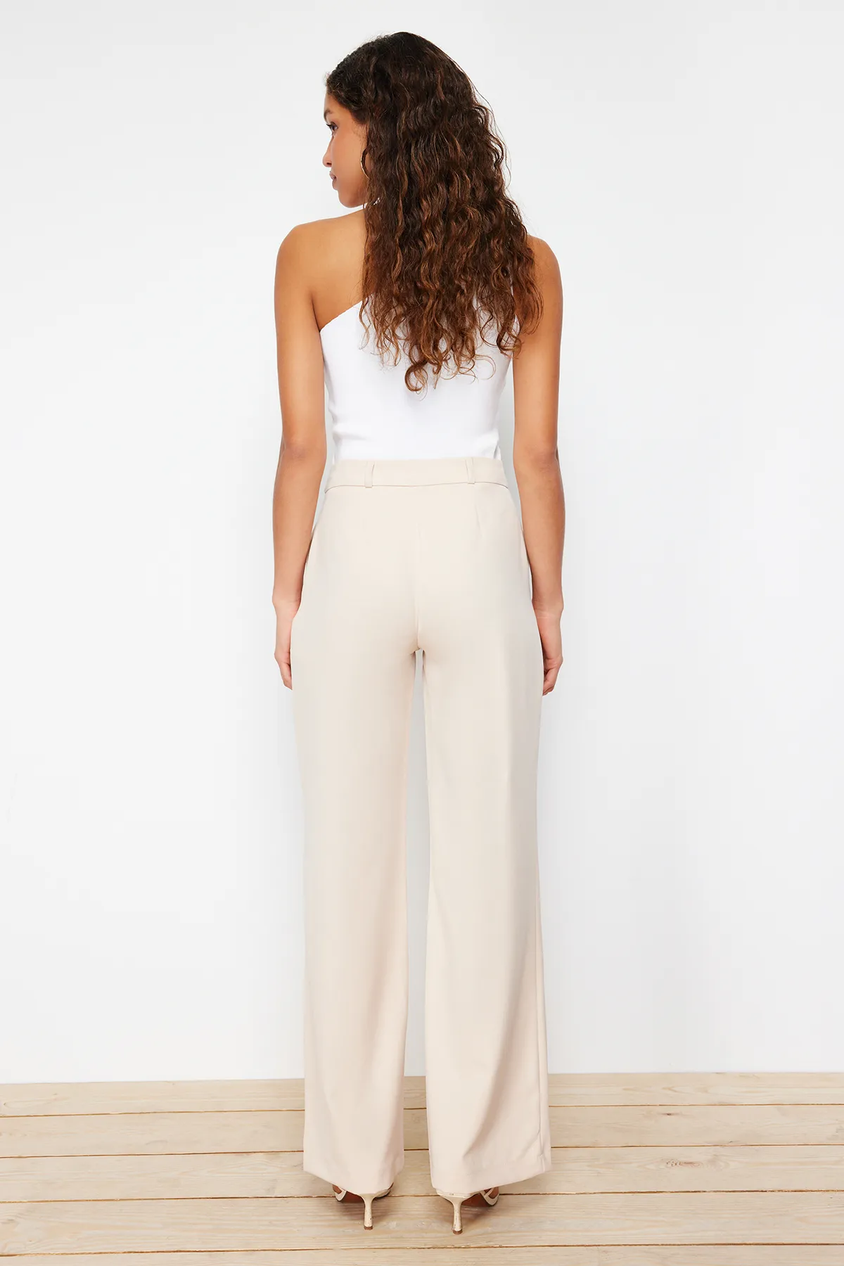 Trendyol Collection  Steinfarbene, plissierte Webhose mit hoher Taille und weitem Bein und weitem Bein TWOAW21PL0076