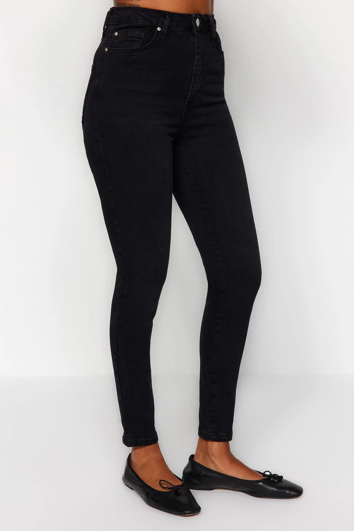 Trendyol Collection  Schwarze Skinny-Jeans mit superhoher Taille TWOSS22JE0560