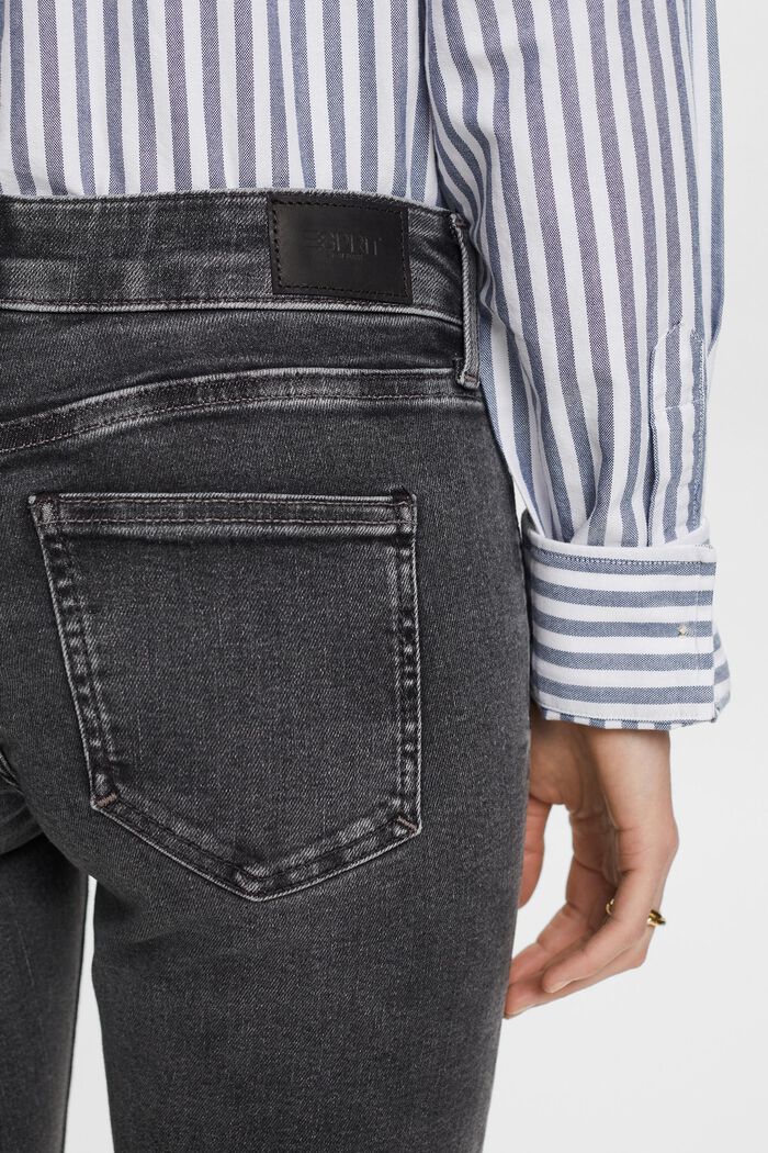 Jeans mit mittlerer Bundhöhe und schmaler Passform