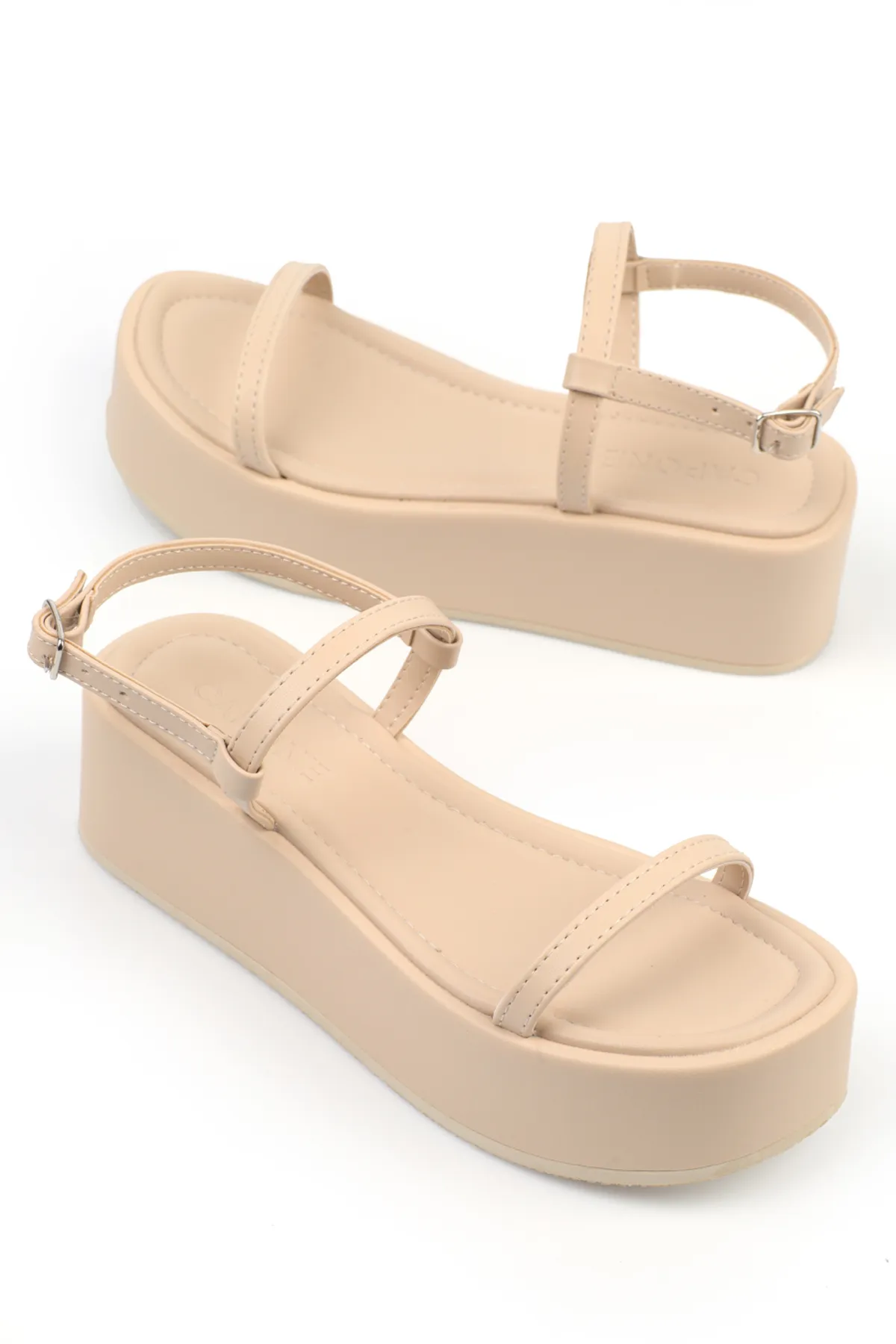 Capone Outfitters  Dünne Damen-Flatform-Sandalen mit Doppelriemen und Keilabsatz