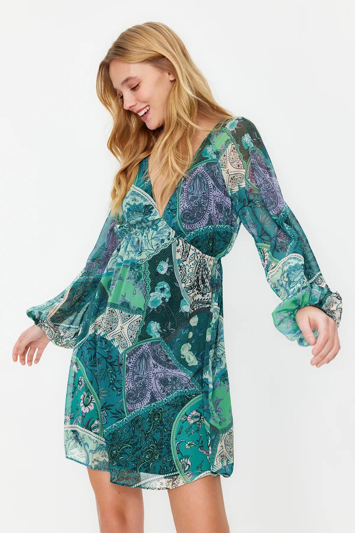 Trendyol Collection  Grünes, mit Chiffon gefüttertes, gewebtes Minikleid mit Taillenöffnung TWOSS23EL00519