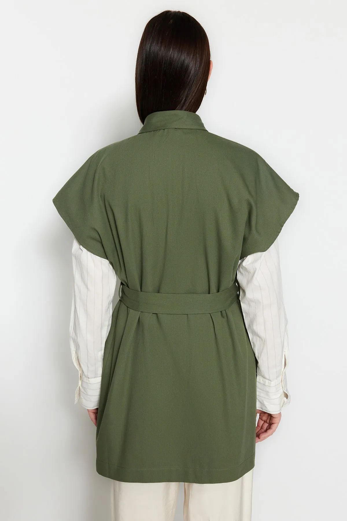 Trendyol Modest  Khakifarbene, gewebte Weste mit breitem Schultergürtel und Gürtel TCTSS23YL00049