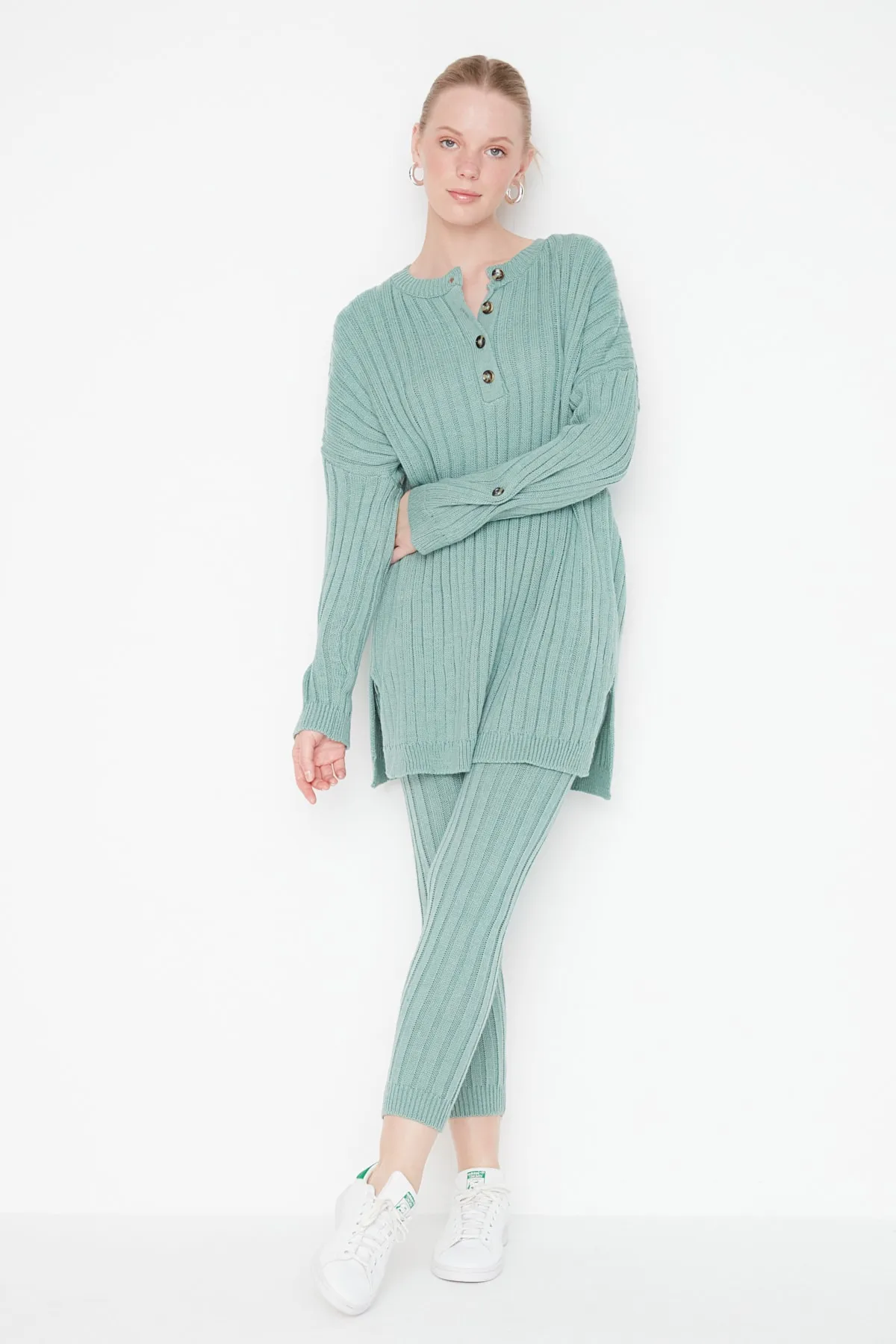Trendyol Collection  Mintfarbenes Set aus gerippter Hose und Strickoberteil und -unterteil TWOAW22AU0039