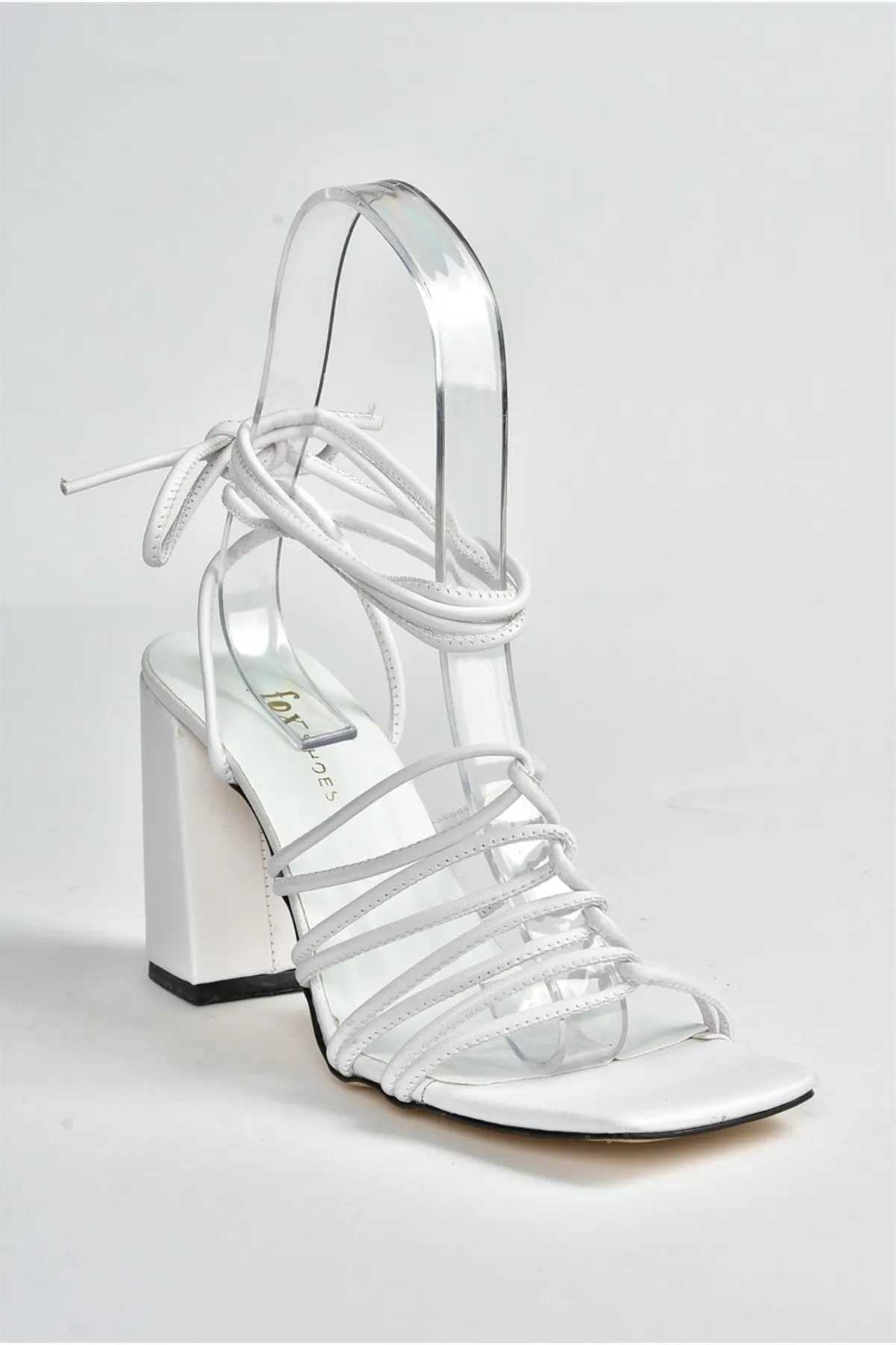 Fox Shoes  Weiße Damenschuhe mit dickem Absatz und Knöchelriemen M369544009