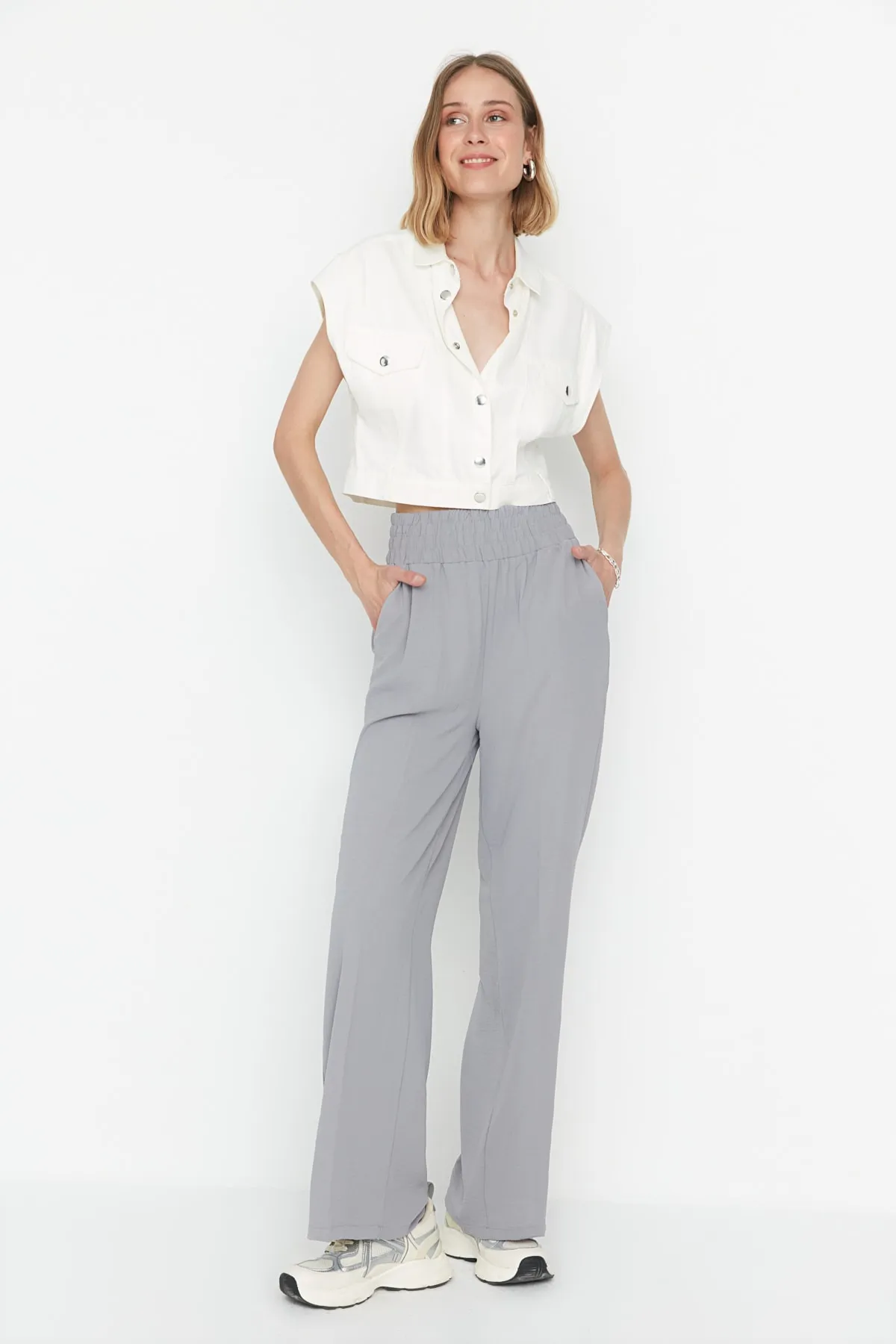 Trendyol Collection  Graue, elastische Webhose mit weitem Bein/breitem Knöchelbund TWOSS22PL00024