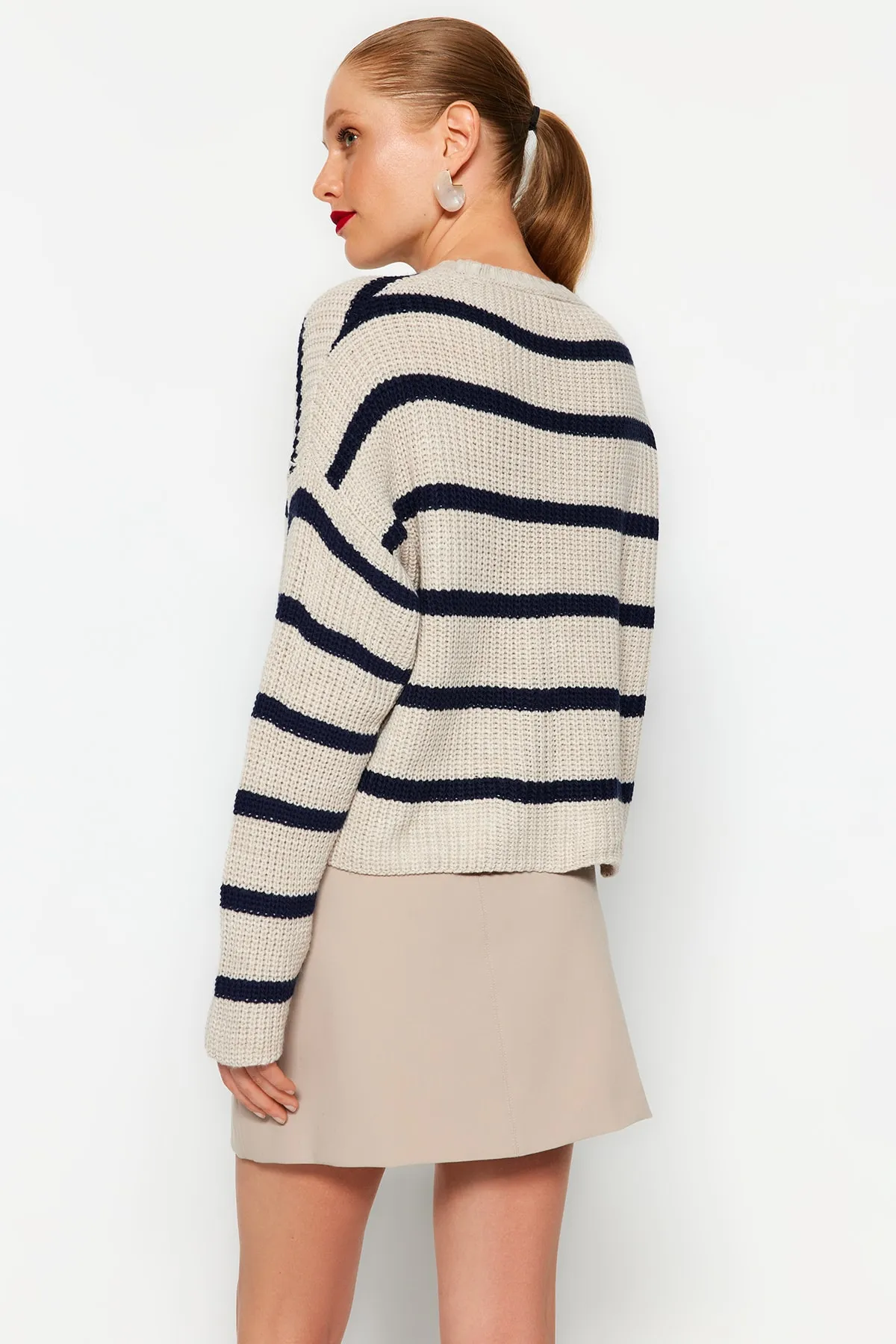 Trendyol Collection  Beiger kurzer Basic-Strickpullover mit Streifen TWOAW23KZ00390
