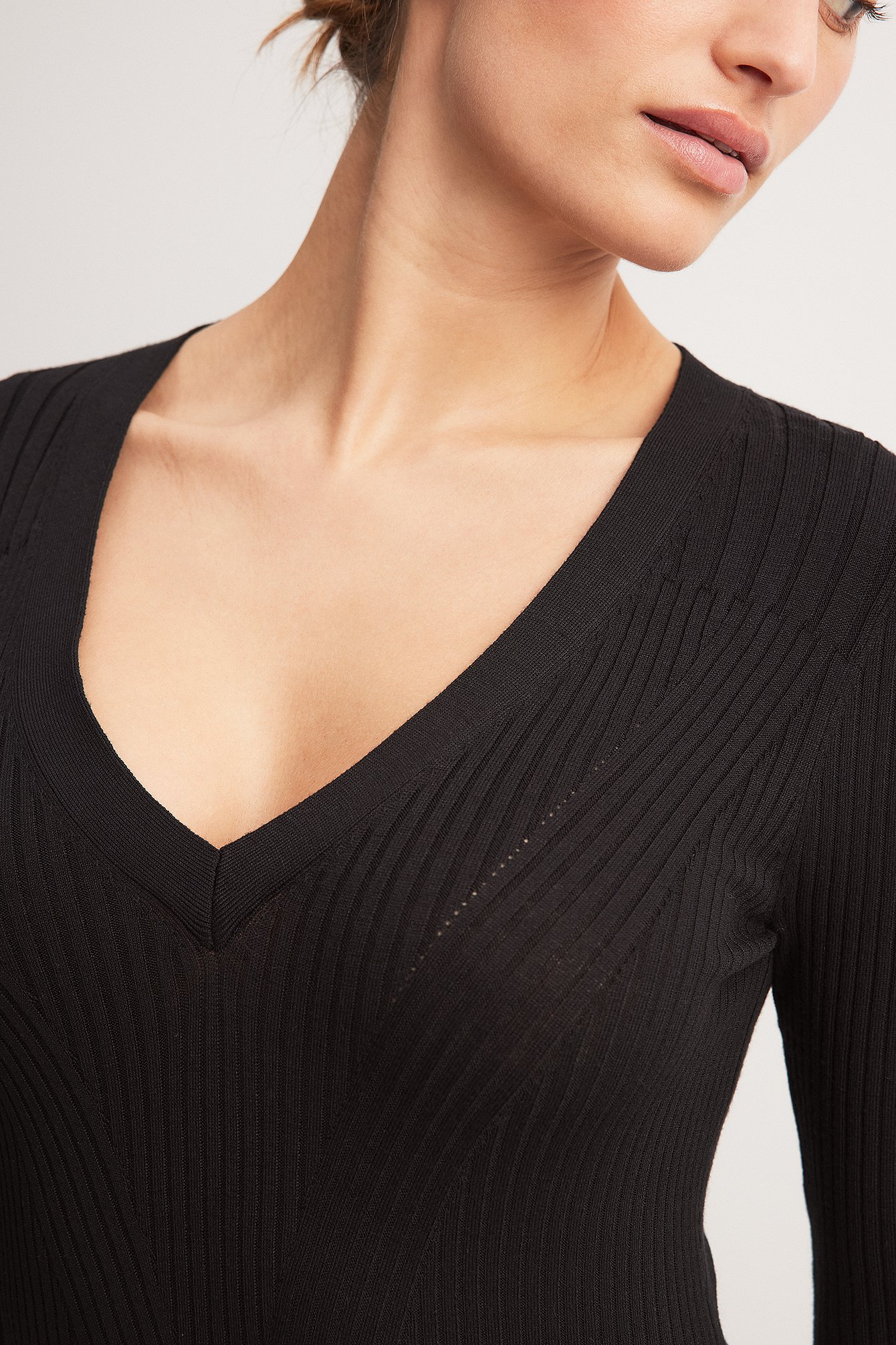 Gestricktes Midikleid mit V-Ausschnitt