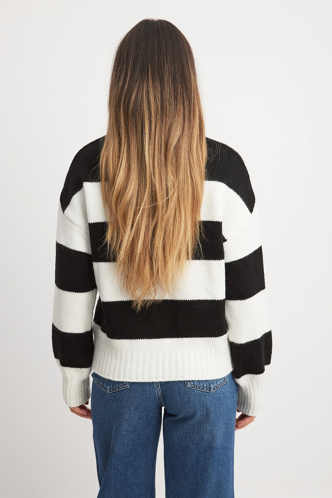 Gestreifter Strickpullover mit rundem Halsausschnitt